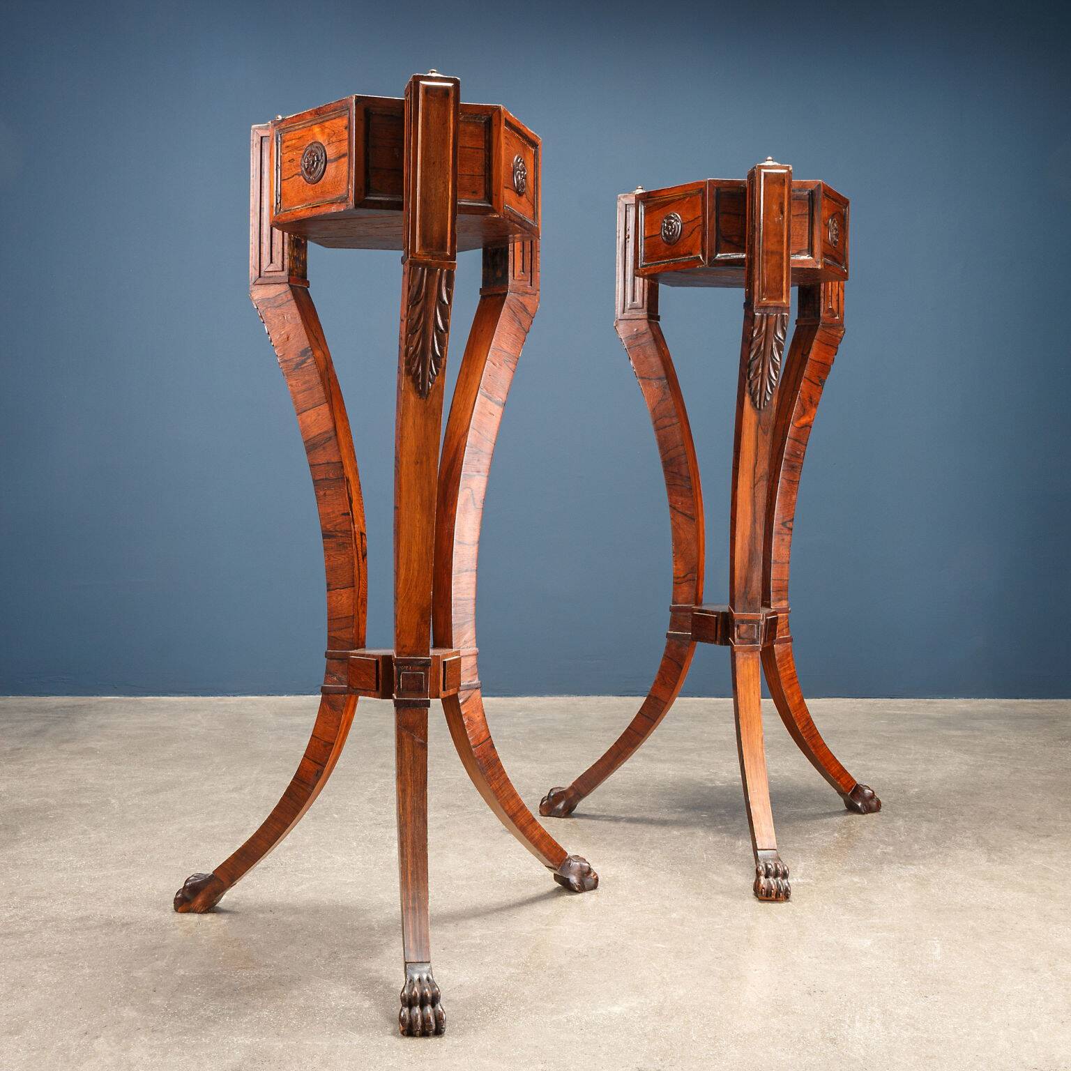 Paire de tables d'appoint trépied en palissandre, Angleterre, 19e siècle.