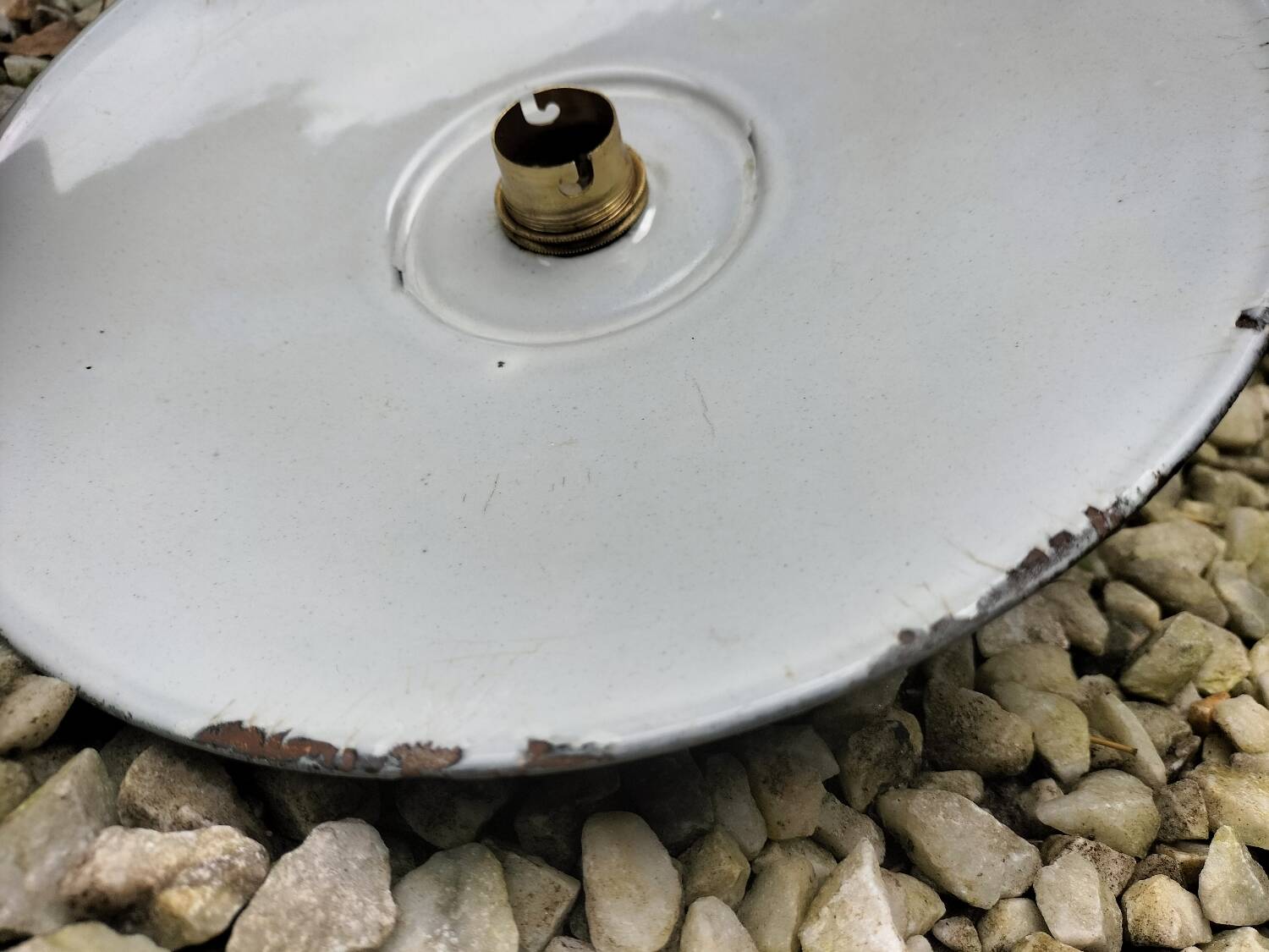 3 enamelled sheet metal suspensions