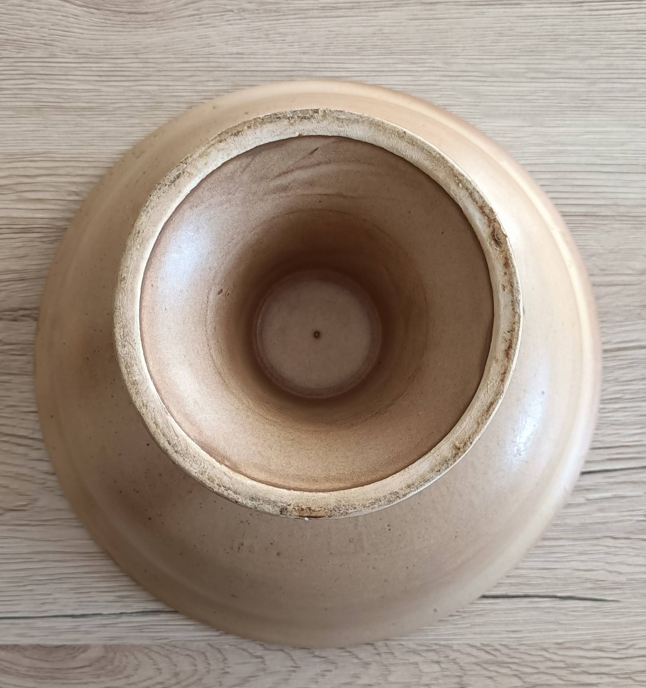 Compotier or fruit bowl on round terracotta base