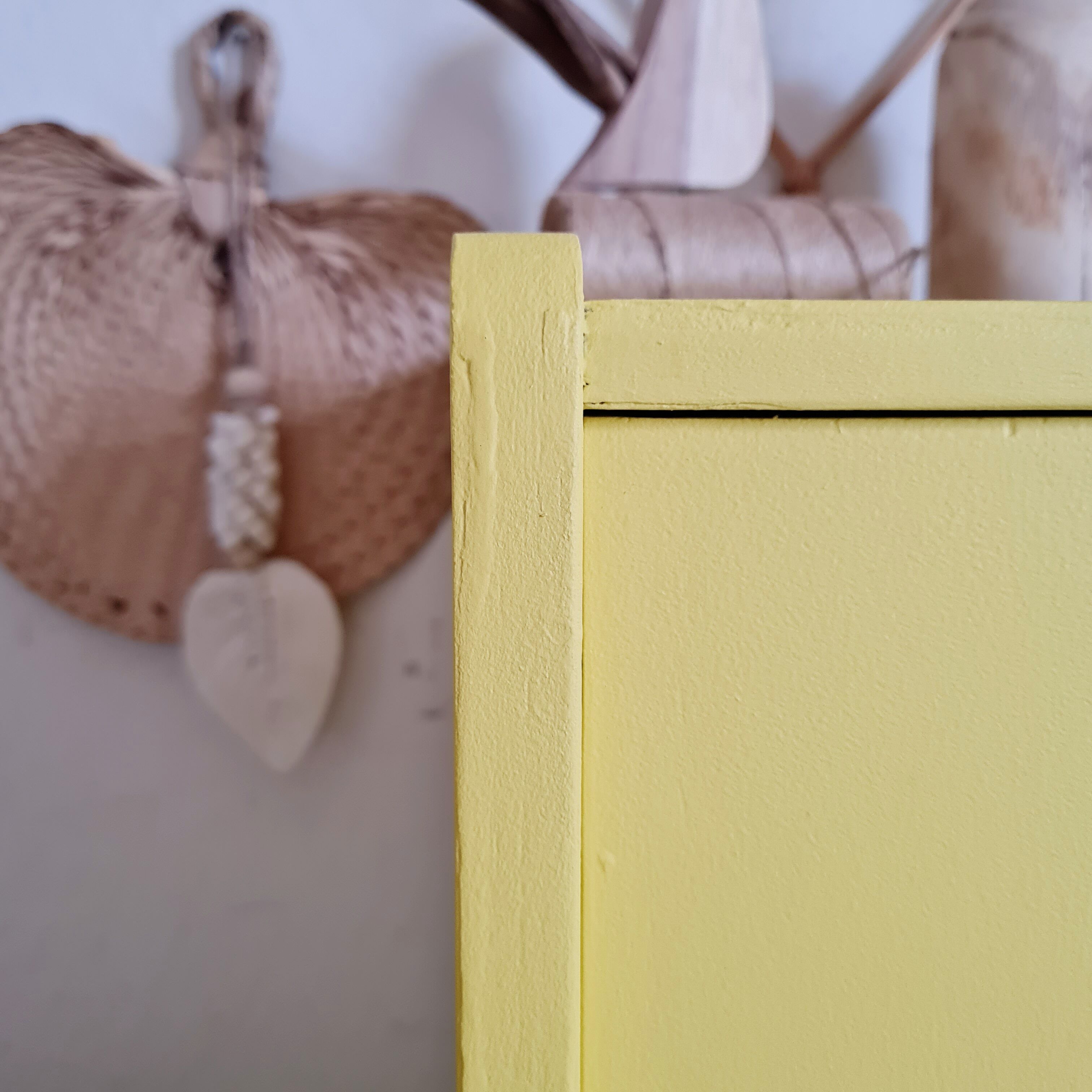 Commode feet compass yellow