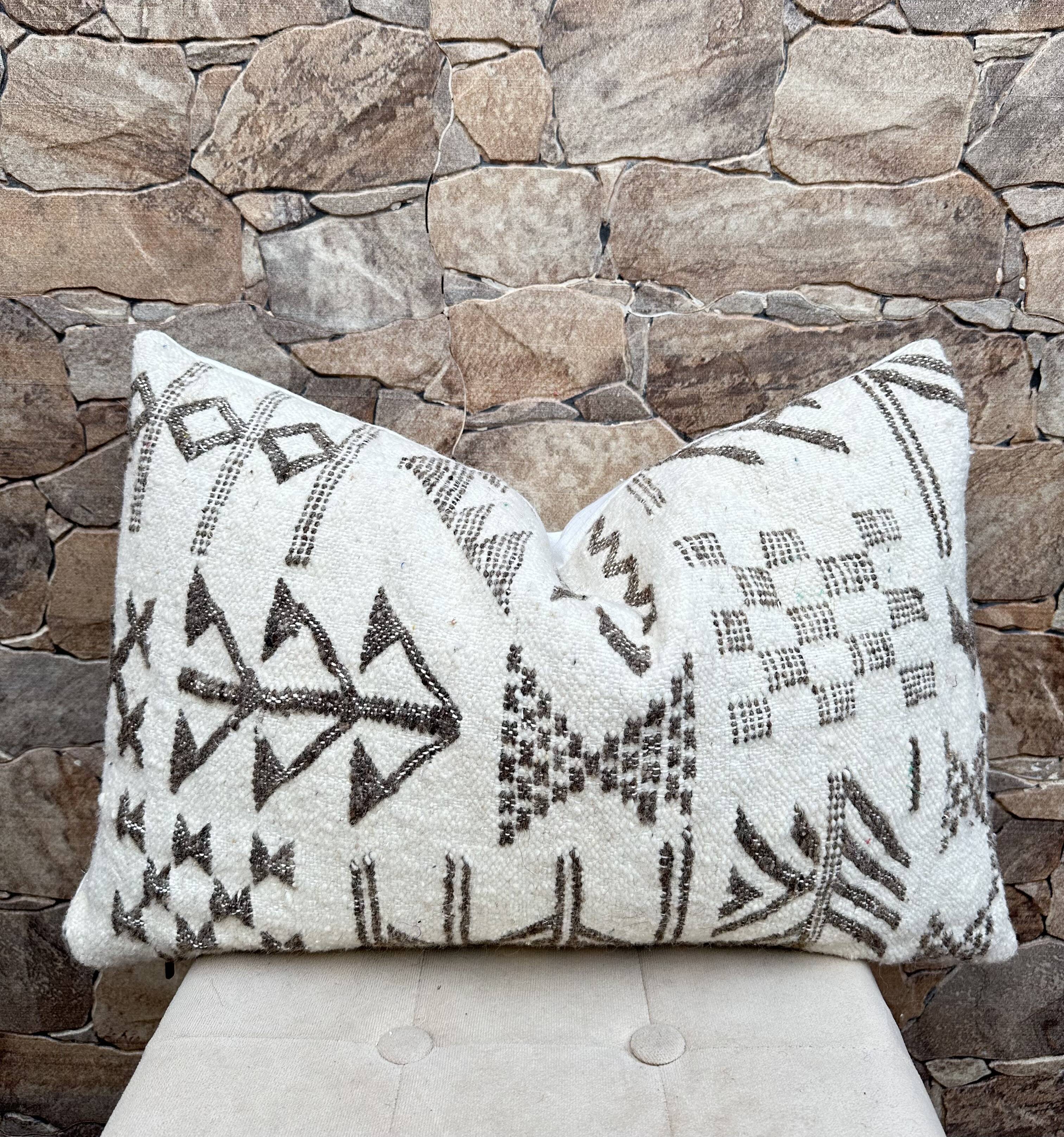 Housse de coussin artisanale en laine berbère : Coussin Kilim marocain