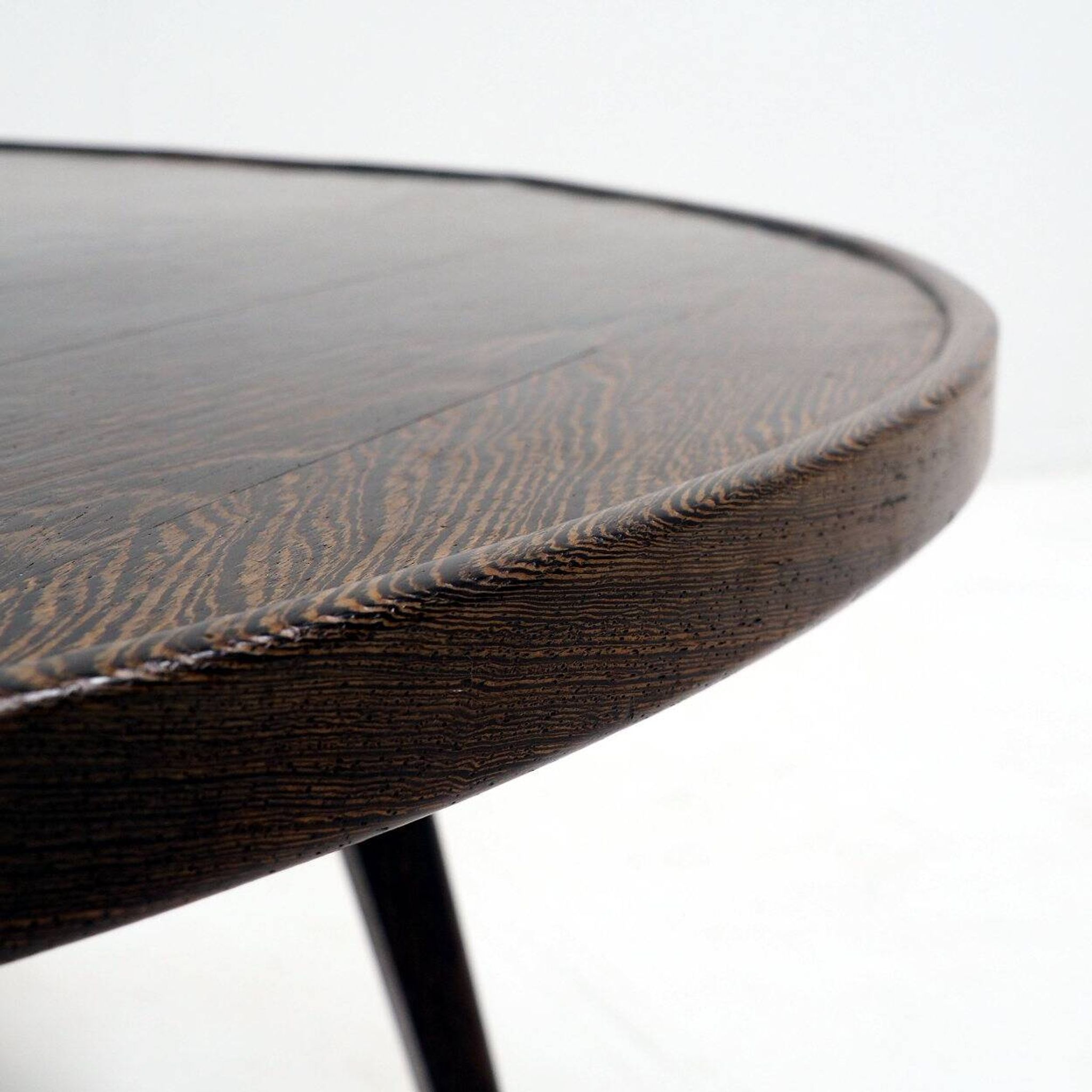 Table basse rurale à l'architecture contemporaine, bois de wengé massif