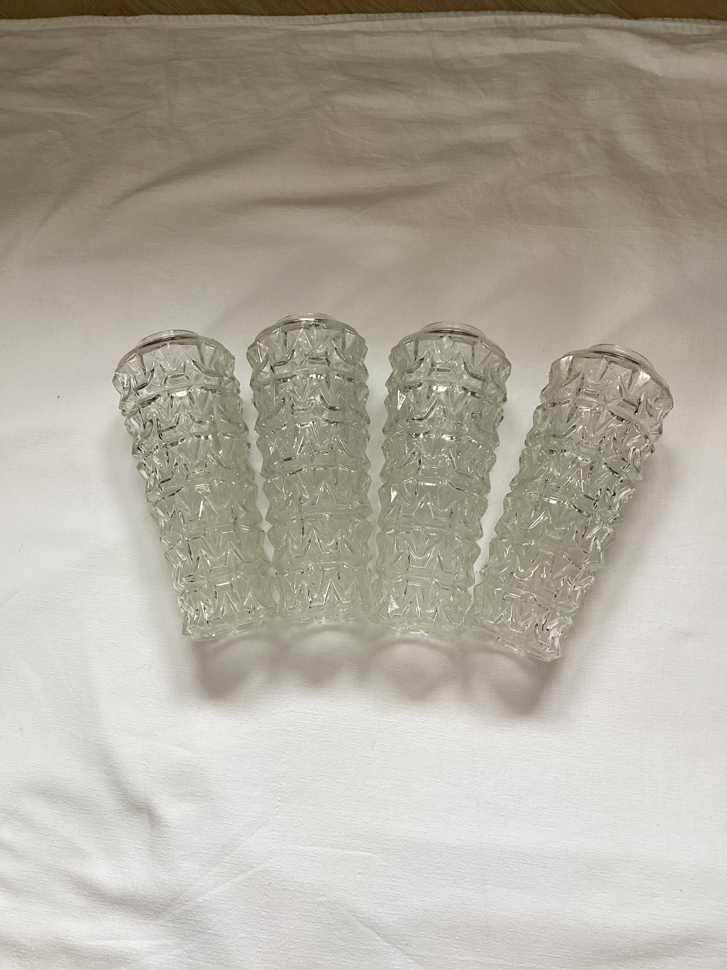 Lot de quatre tulipes en verre pressé vintage dimension : hauteur -20cm- diamètre -5,5cm-