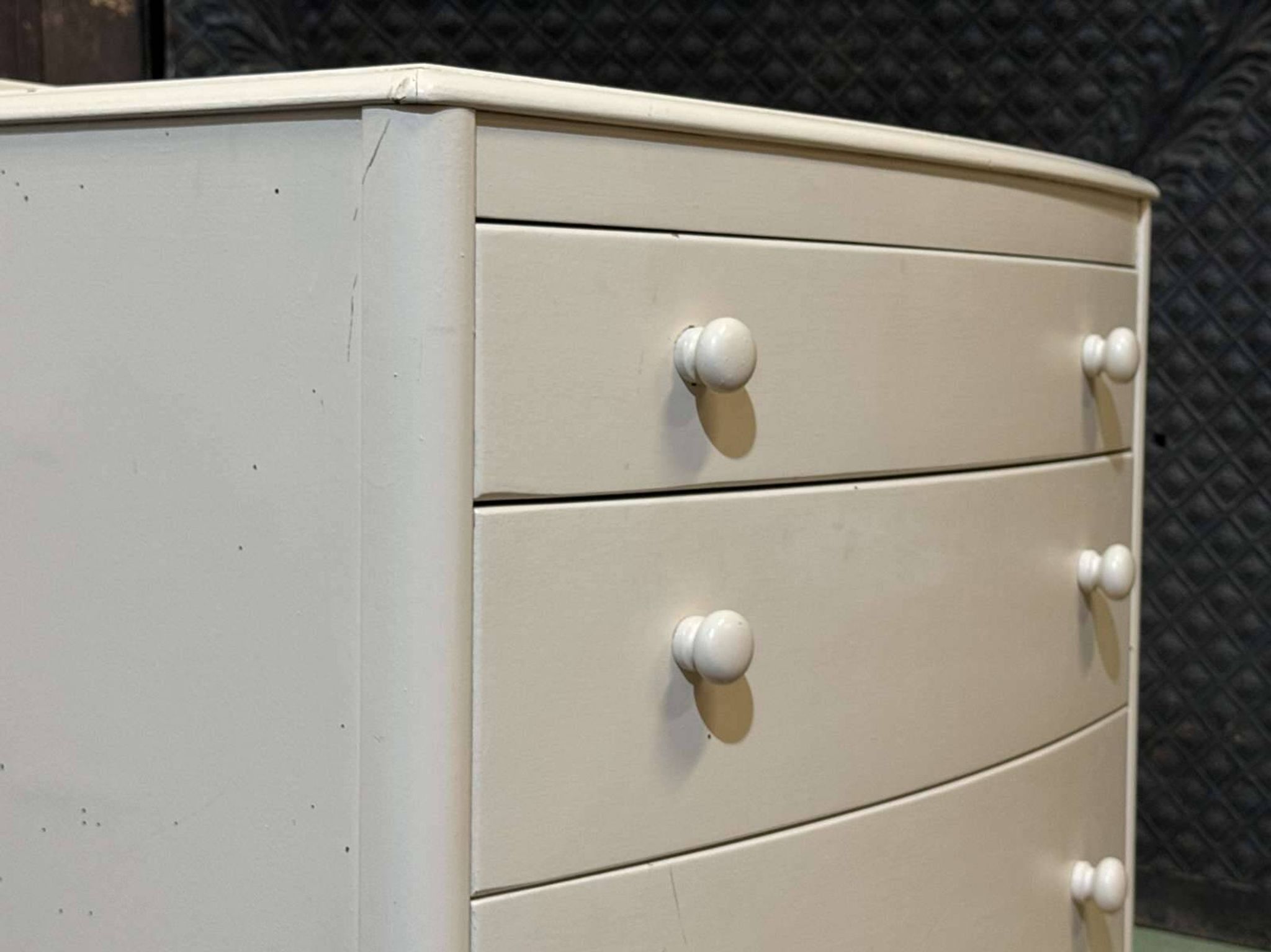 Small English chest of drawers from the 1960s in oak.