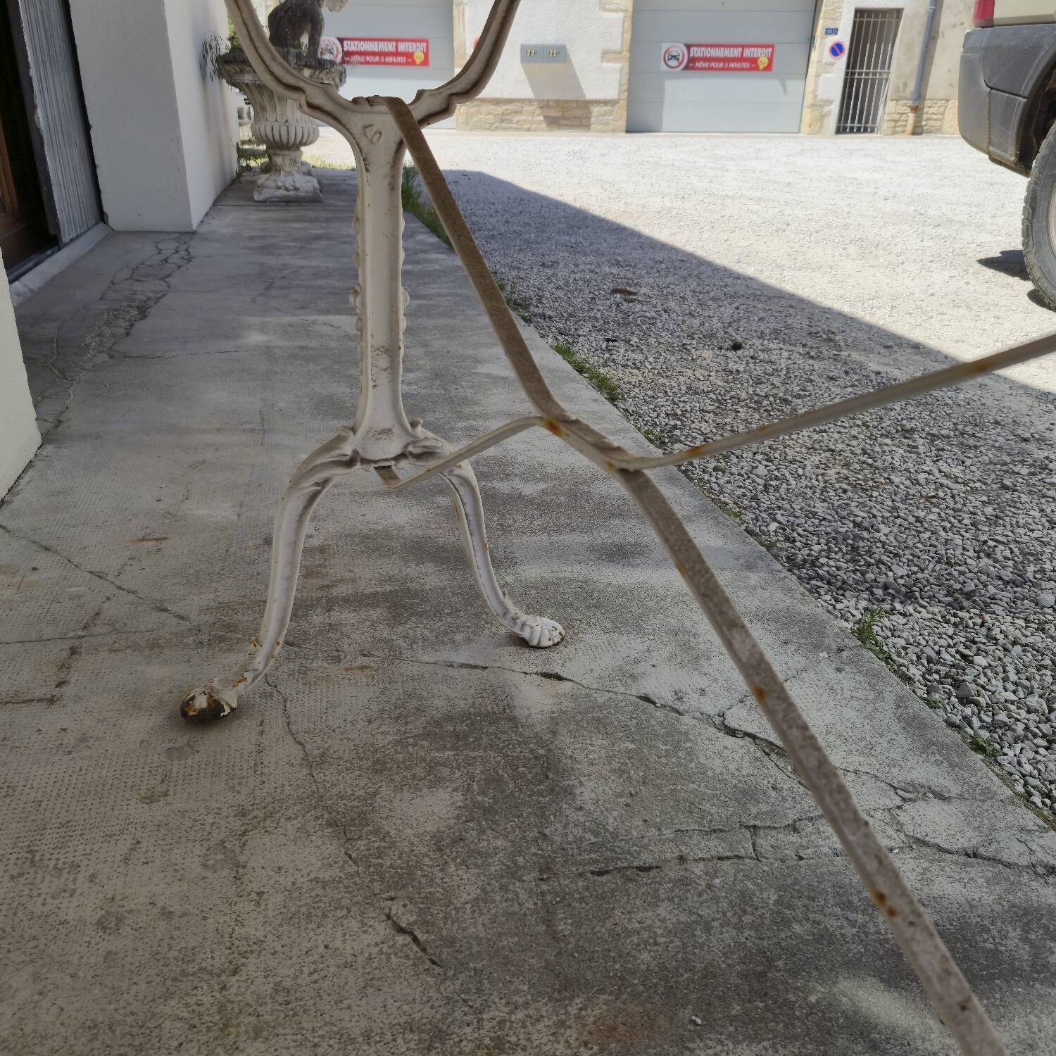 Table de bistrot ancienne en bois aérogommé et fonte