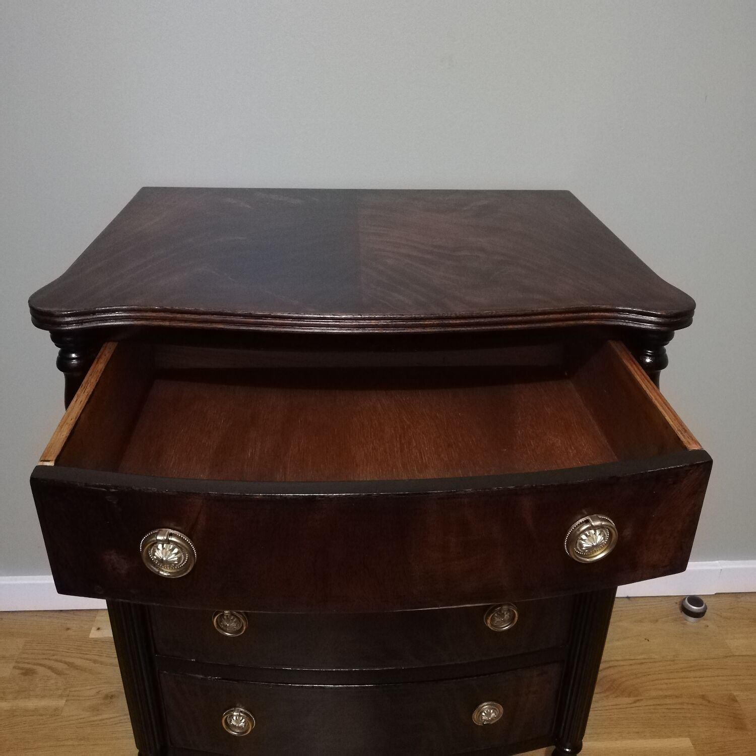 Chest of drawers 4 drawers in walnut and blackened wood.