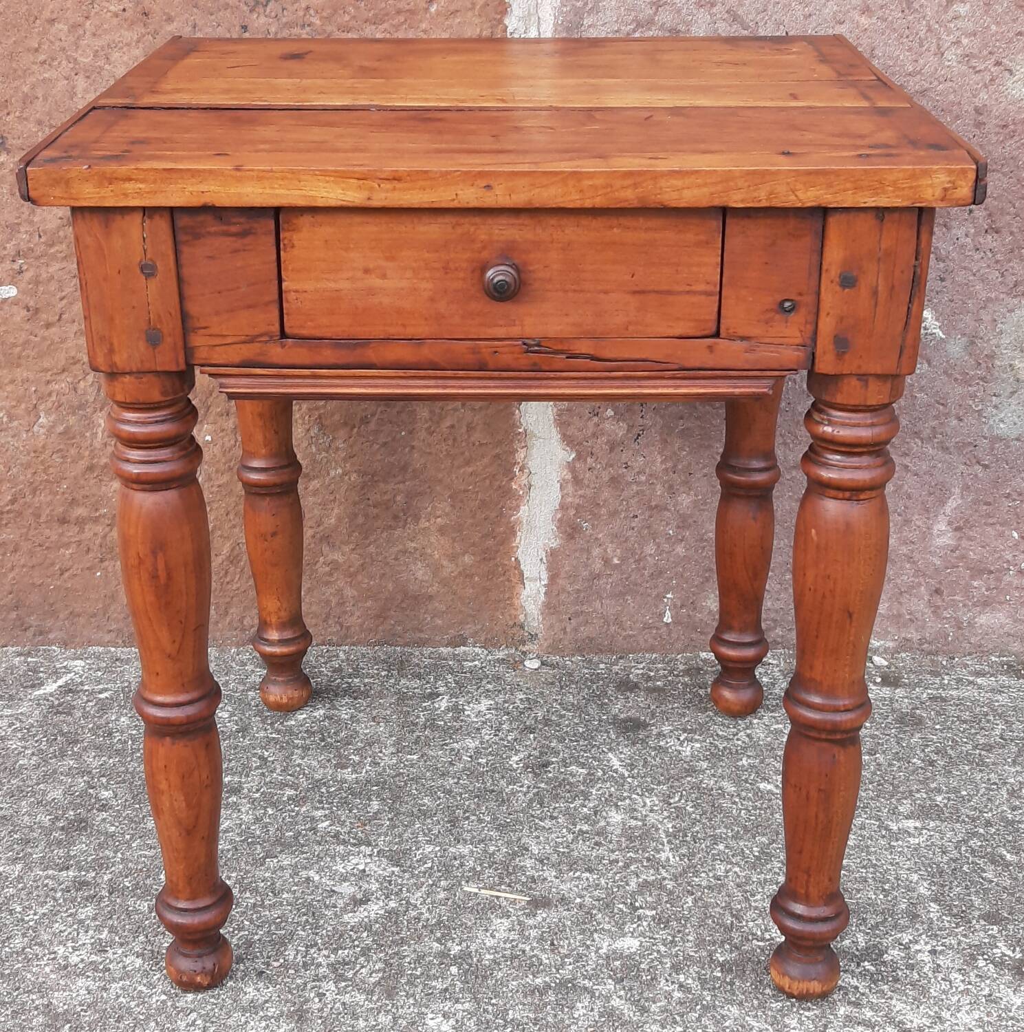 Coffee table or bedside table in wood. (With drawer)