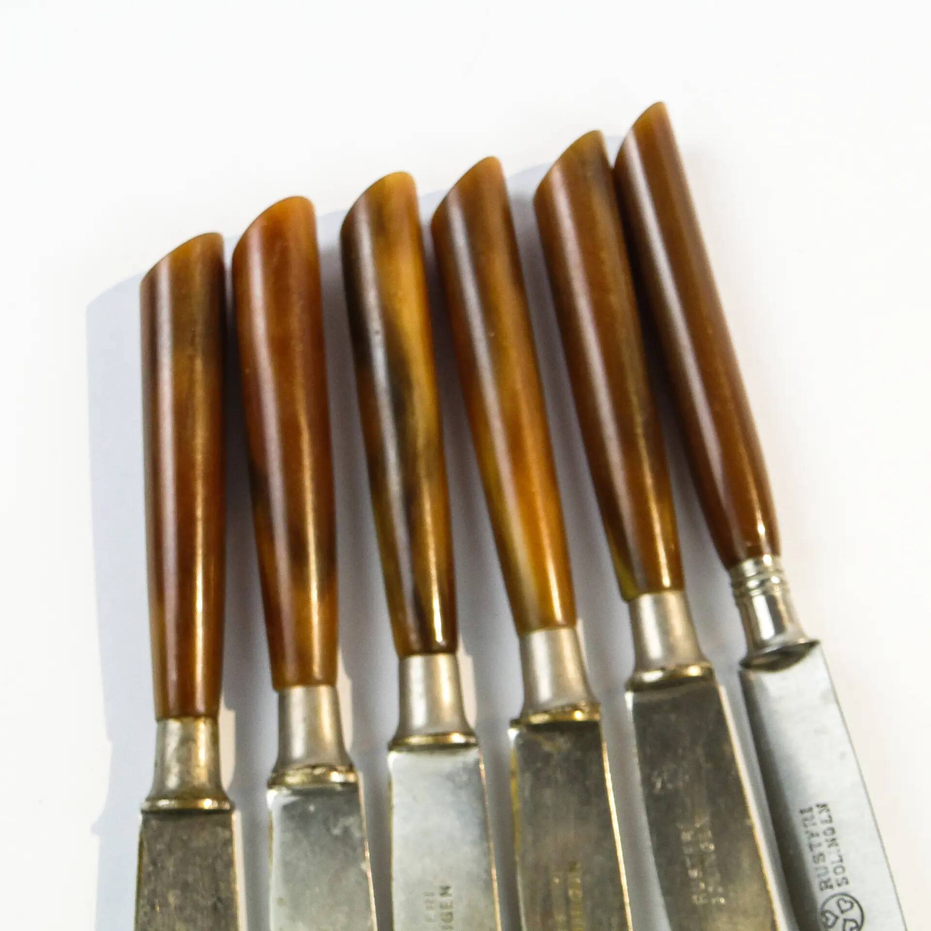 Ensemble de couteaux, style mid-century modern, bakélite marron, Suède, années 1950.
