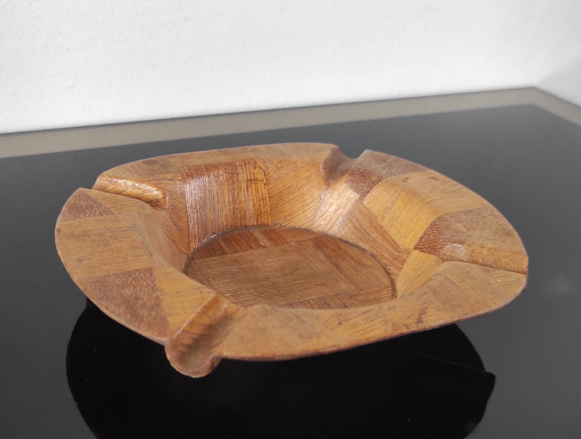 Vintage wooden inlaid ashtray or pocket tray – Design