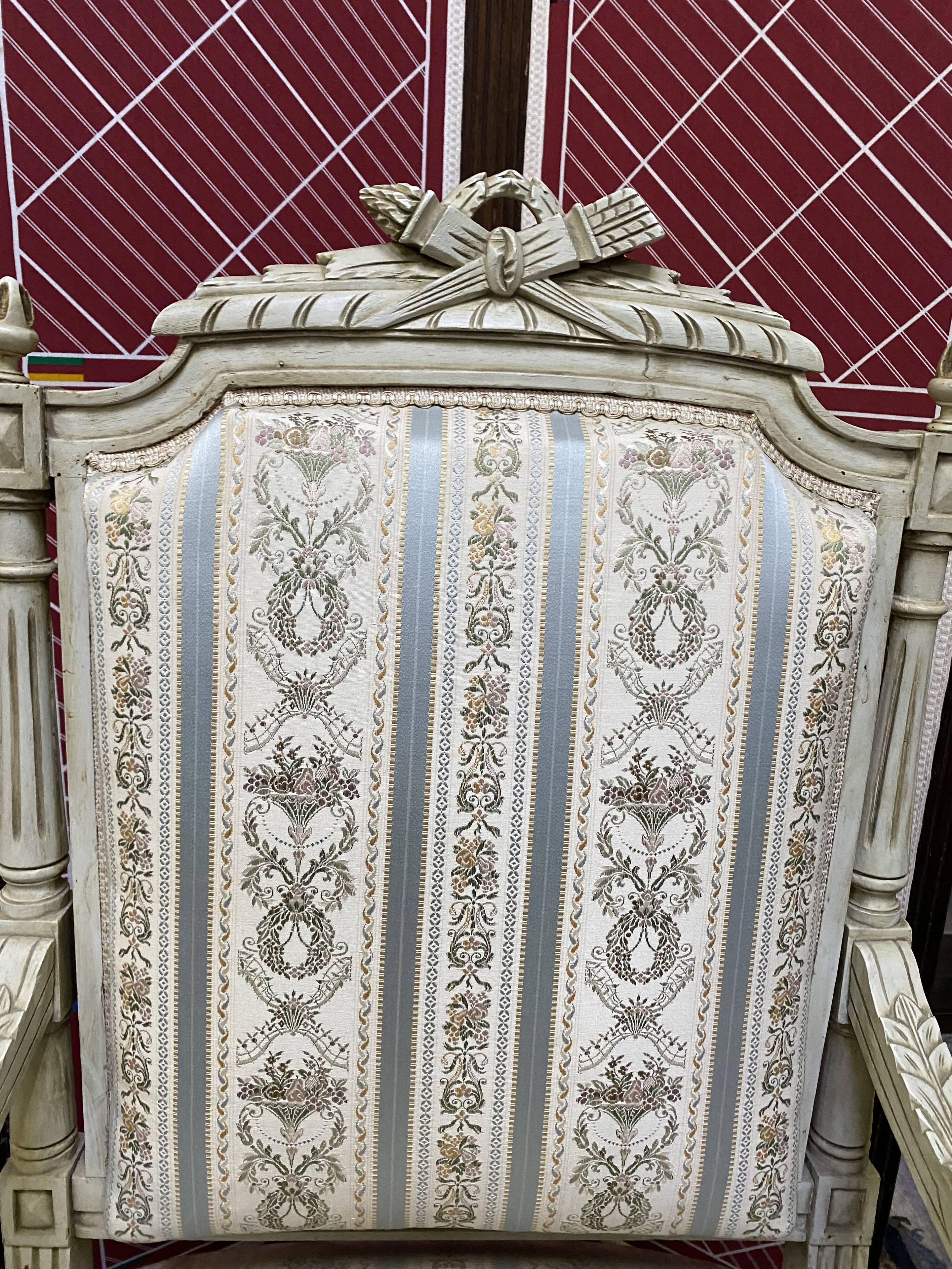 Paire de fauteuils style Louis XVl sculptés avec tissus et soieries d’origine