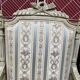 Paire de fauteuils style Louis XVl sculptés avec tissus et soieries d’origine