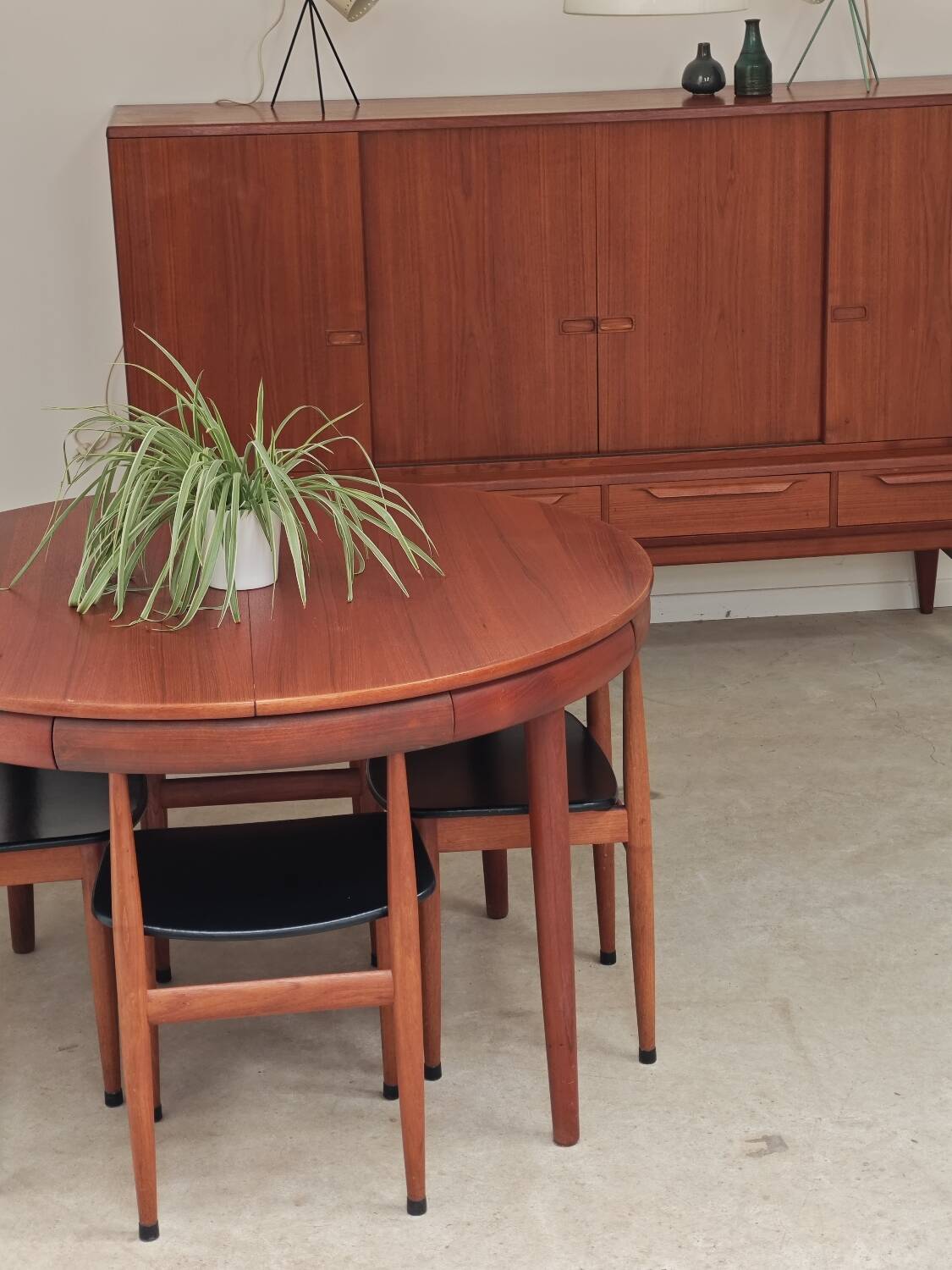 Dining table and 4 chairs by Hans Olsen for Frem Rojle Denmark.