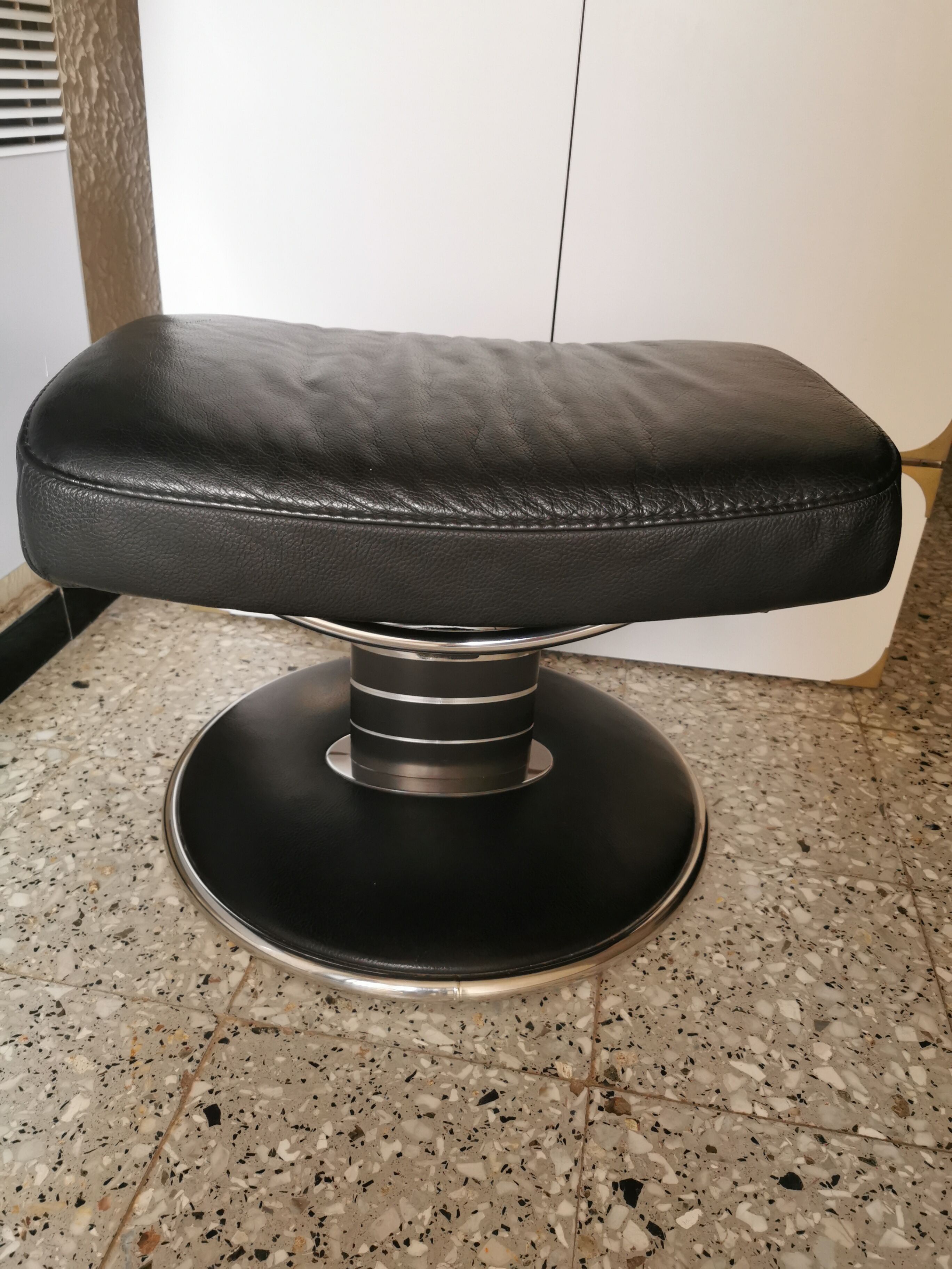 Stressless chair ekorness jazz grained leather and his foot rests