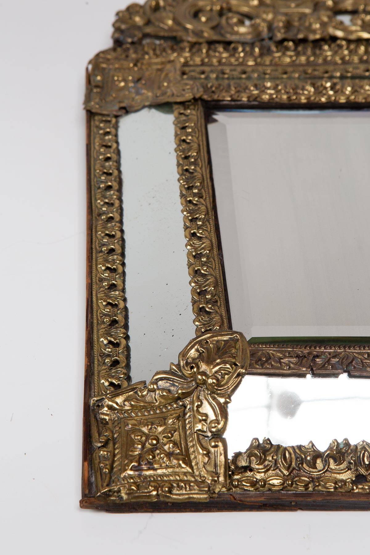 Antique French mirror in repoussé brass with a 19th-century pediment (60*34 cm)
