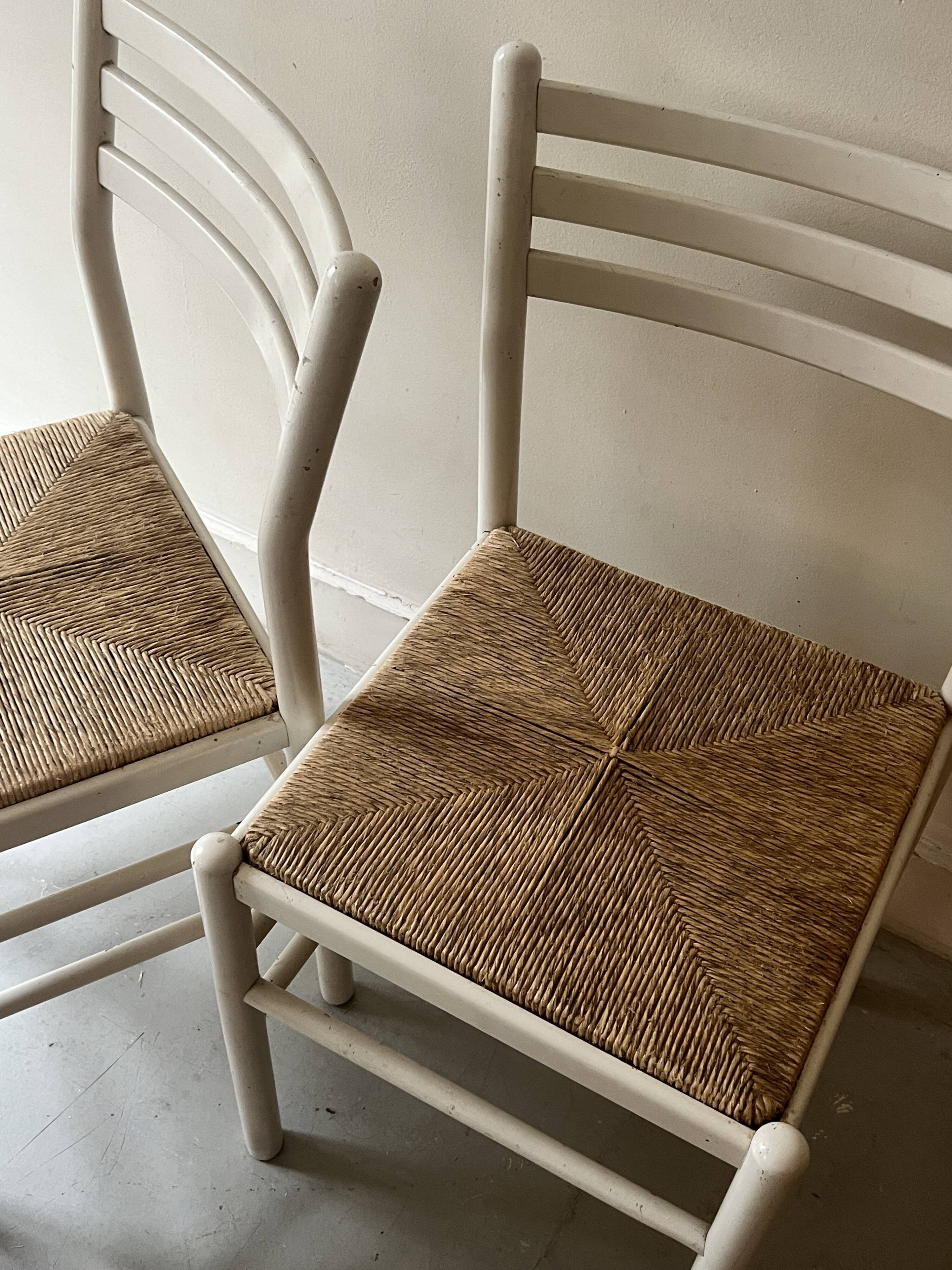 Paire de chaises vintage en bois blanc et paille