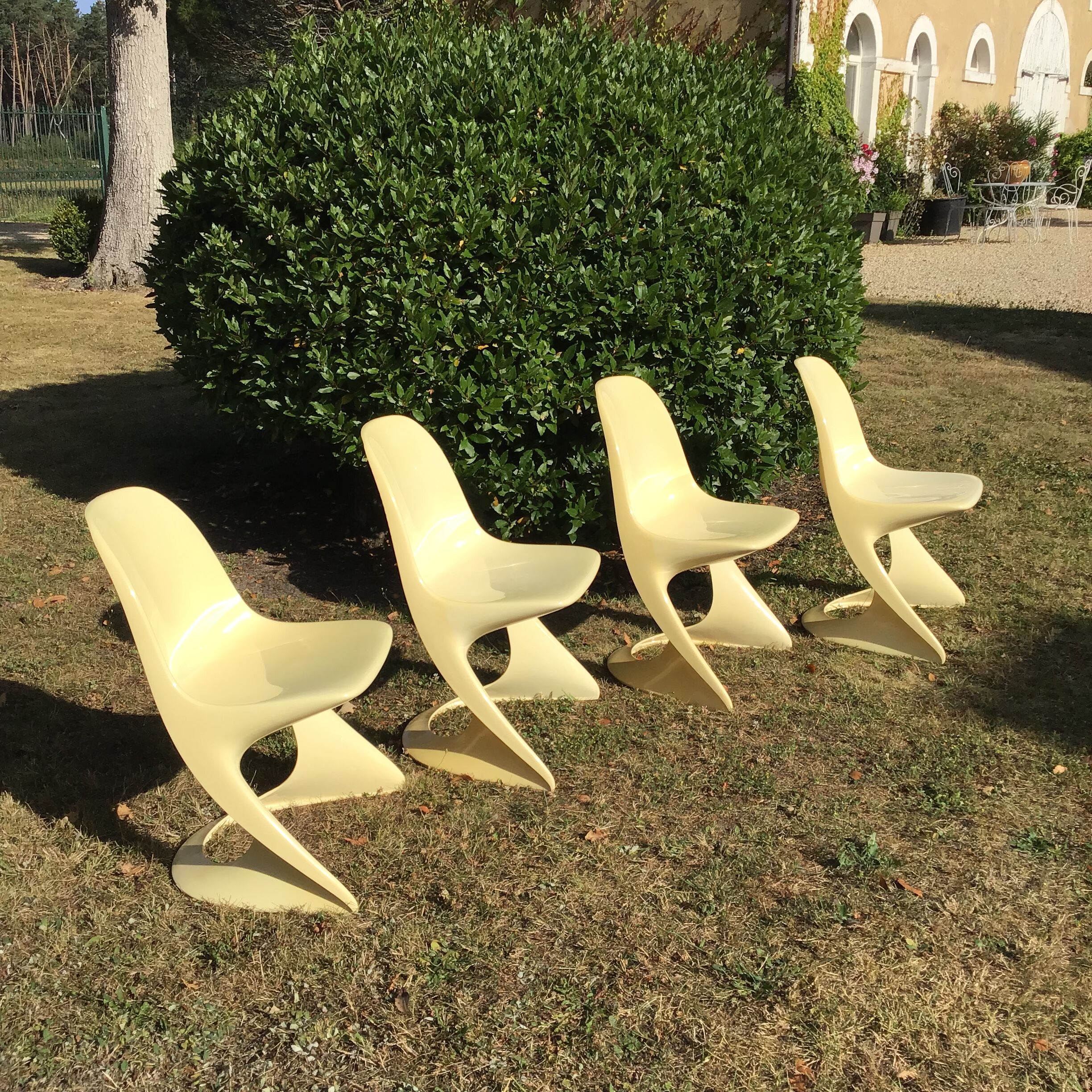 Suite de quatre chaises Casala