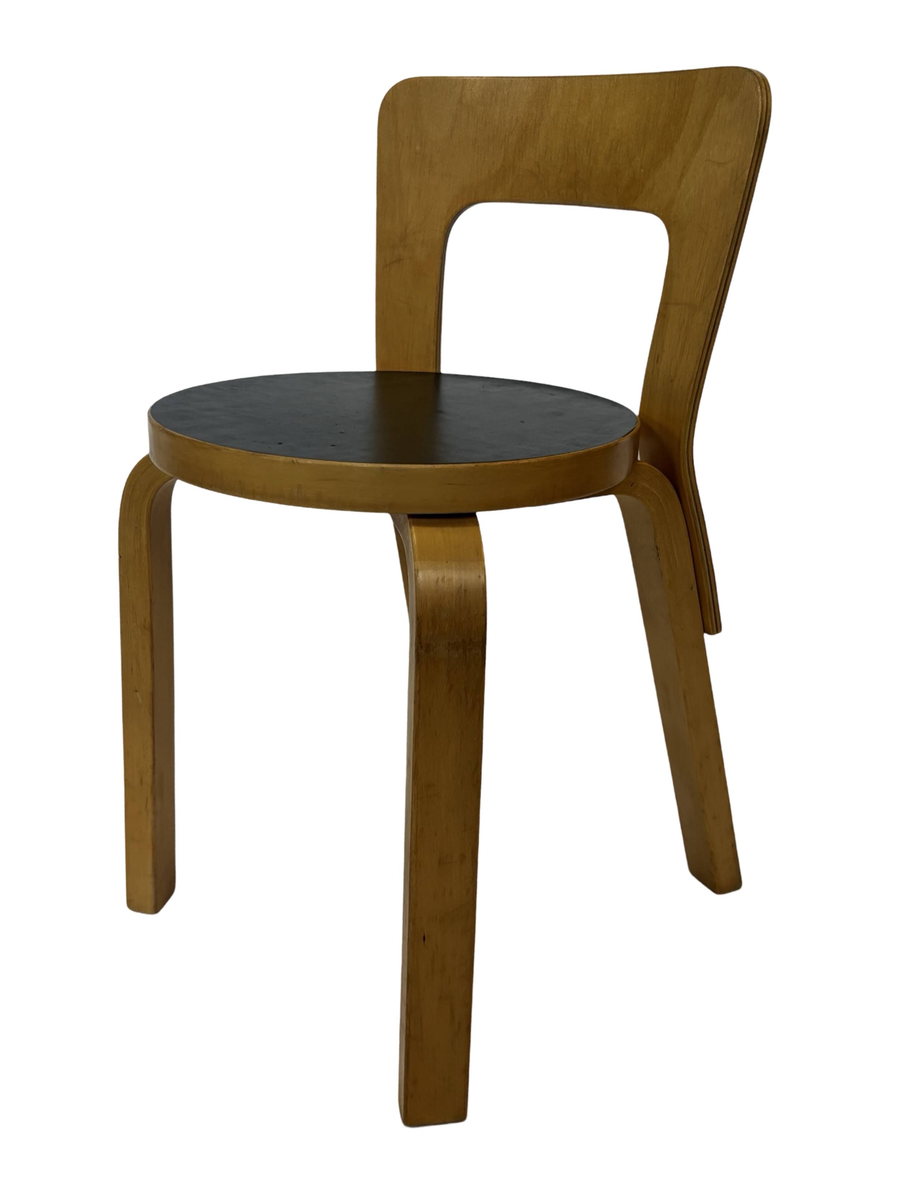 Chaise vintage modèle 65 par Alvar Aalto pour Artek (Linoléum noir)