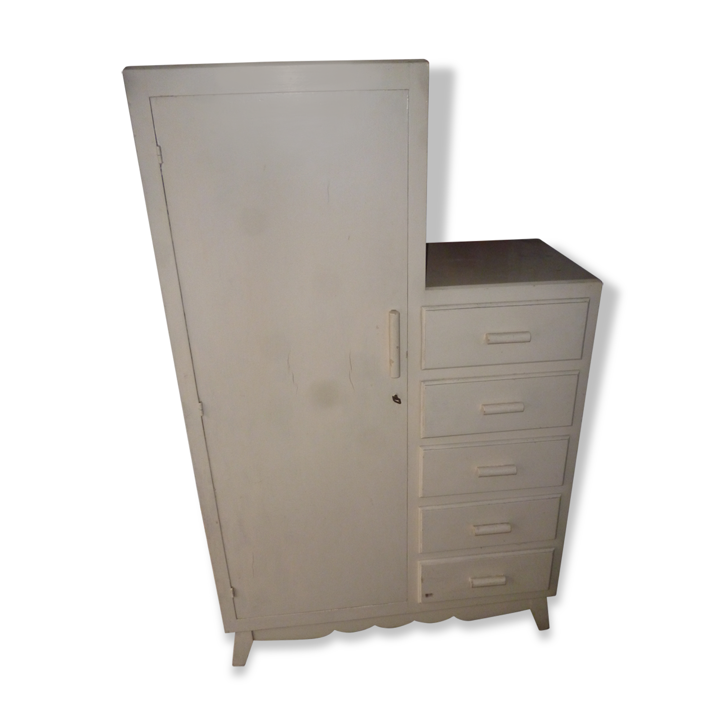 Small parisian wardrobe