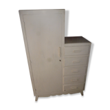 Small parisian wardrobe