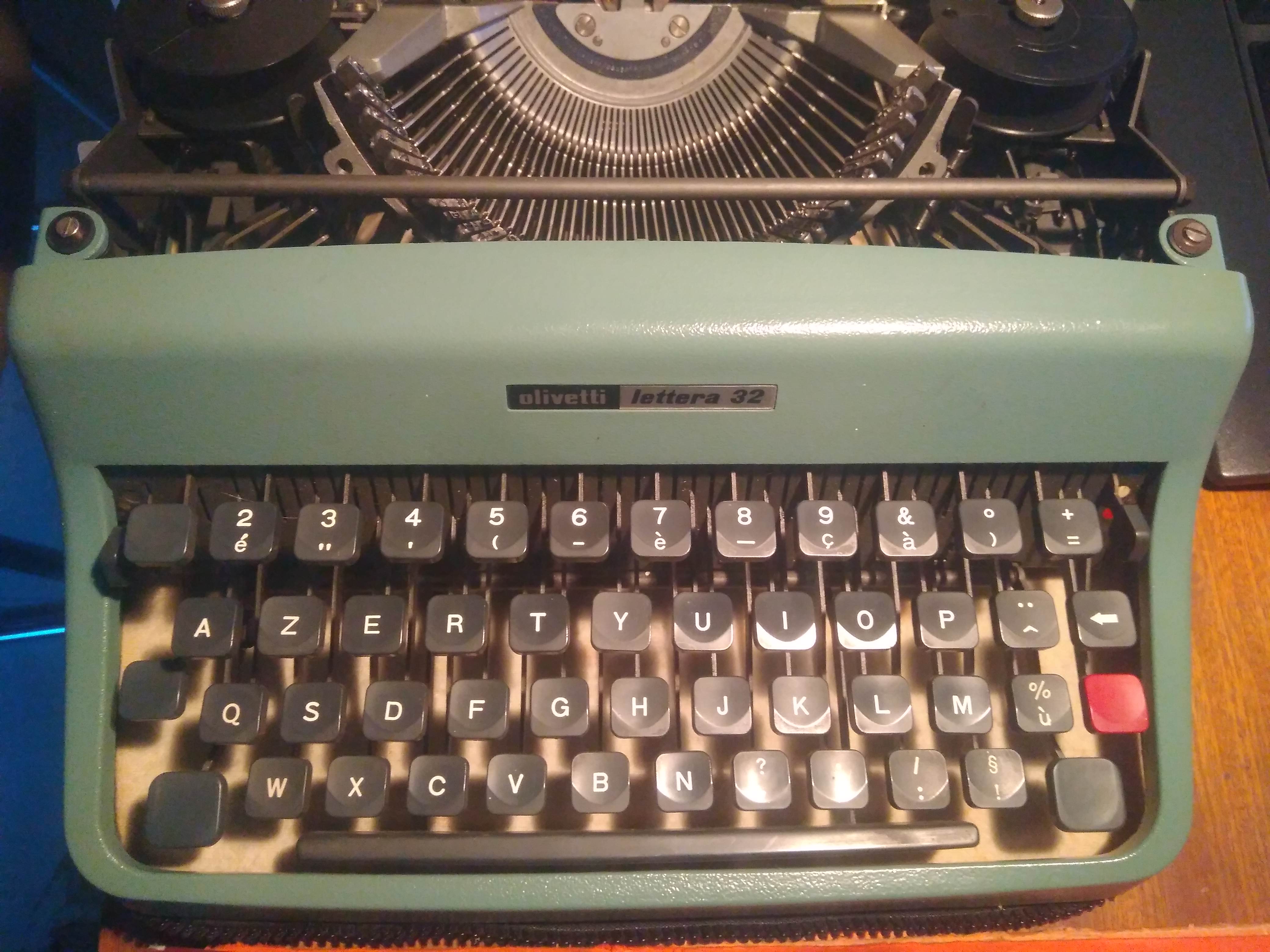 Machine à écrire mécanique vintage portable Olivetti Lettera 32