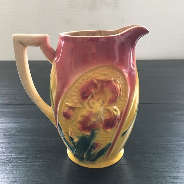 Pichet ancien décor iris en barbotine