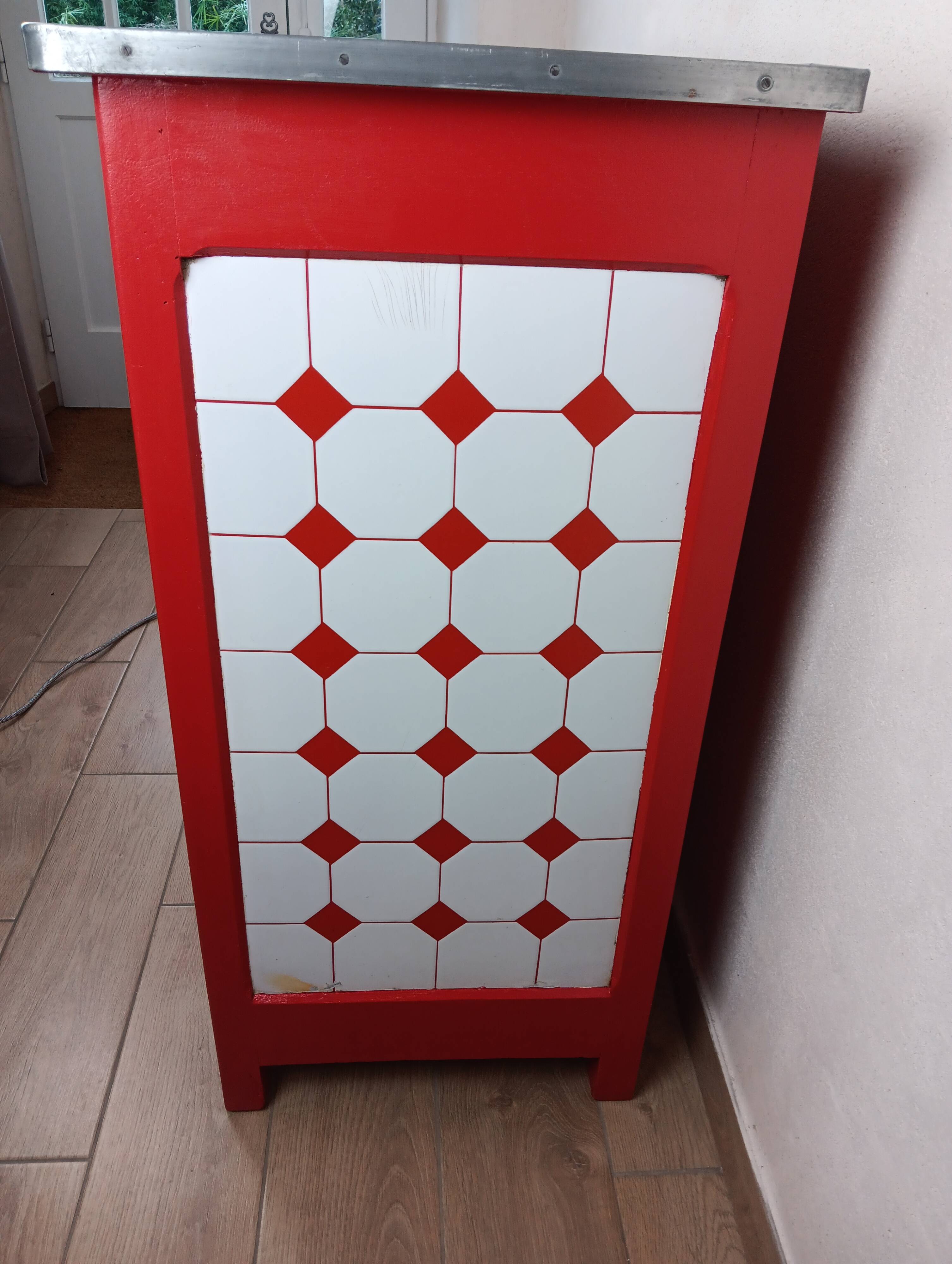 Meuble de métier , buffet parisien en tôle émaillé rouge et blanc