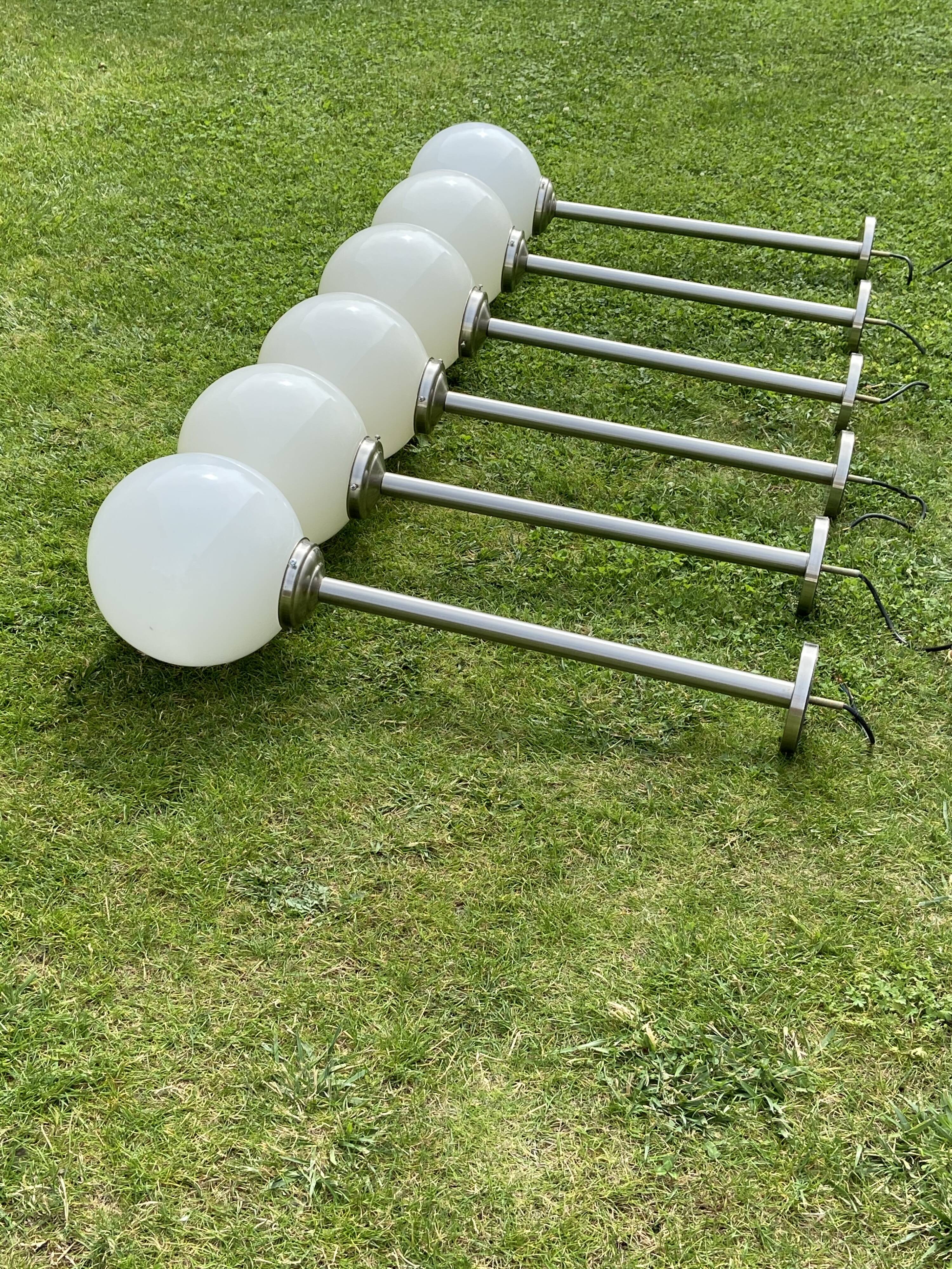 Suite de 6 suspensions tube inox et globe verre opalin style Art déco