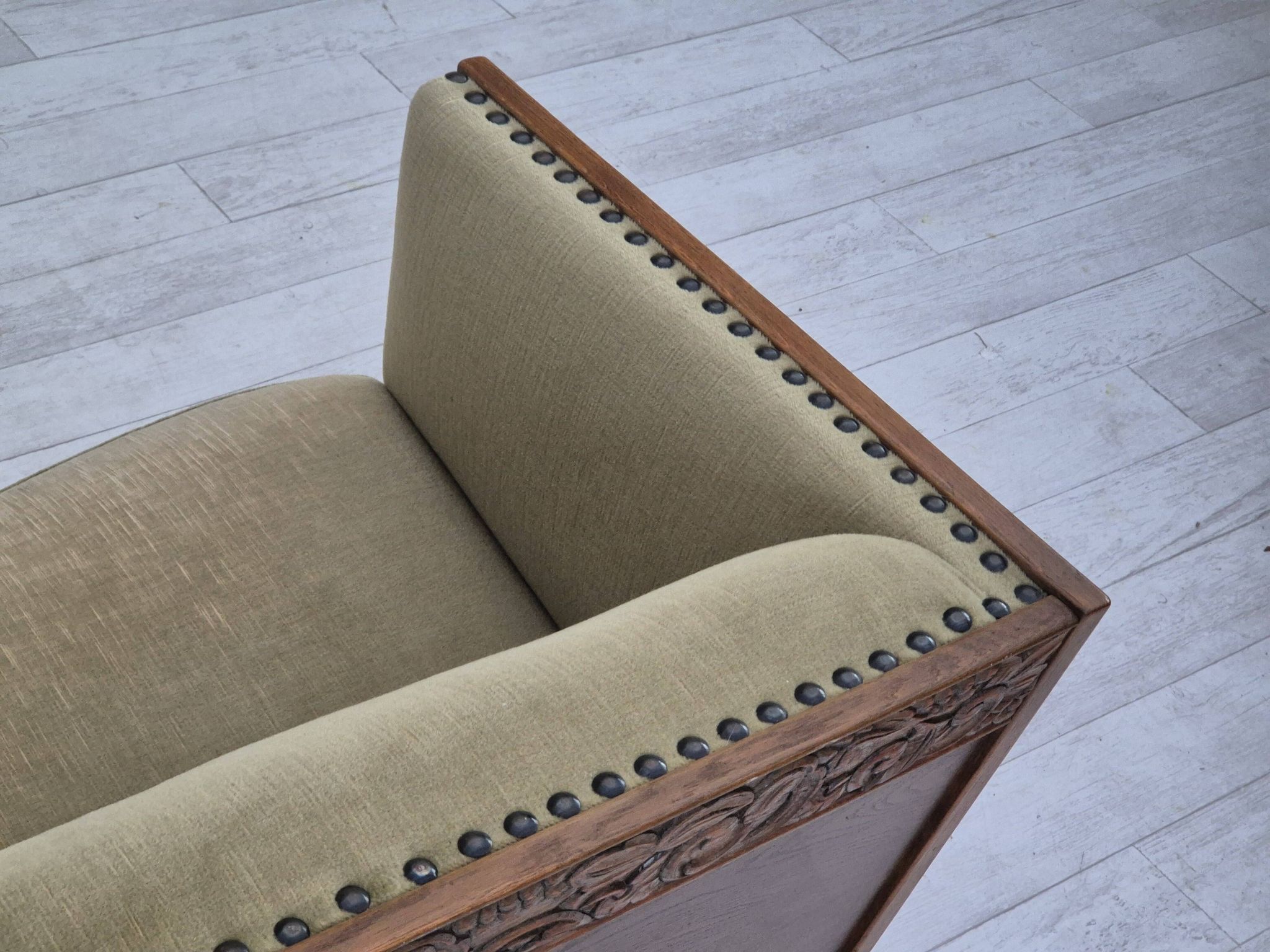 Canapé courbé danois des années 1950, mobilier en velours, bois de chêne.
