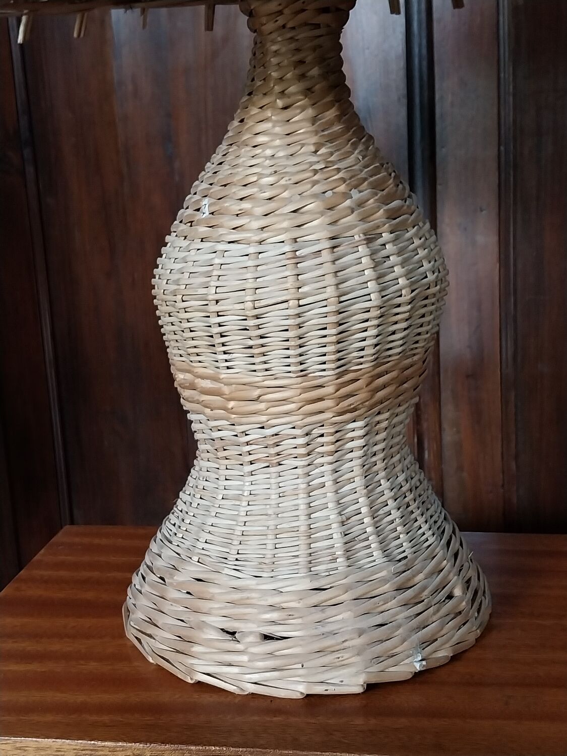 Rattan table lamp
