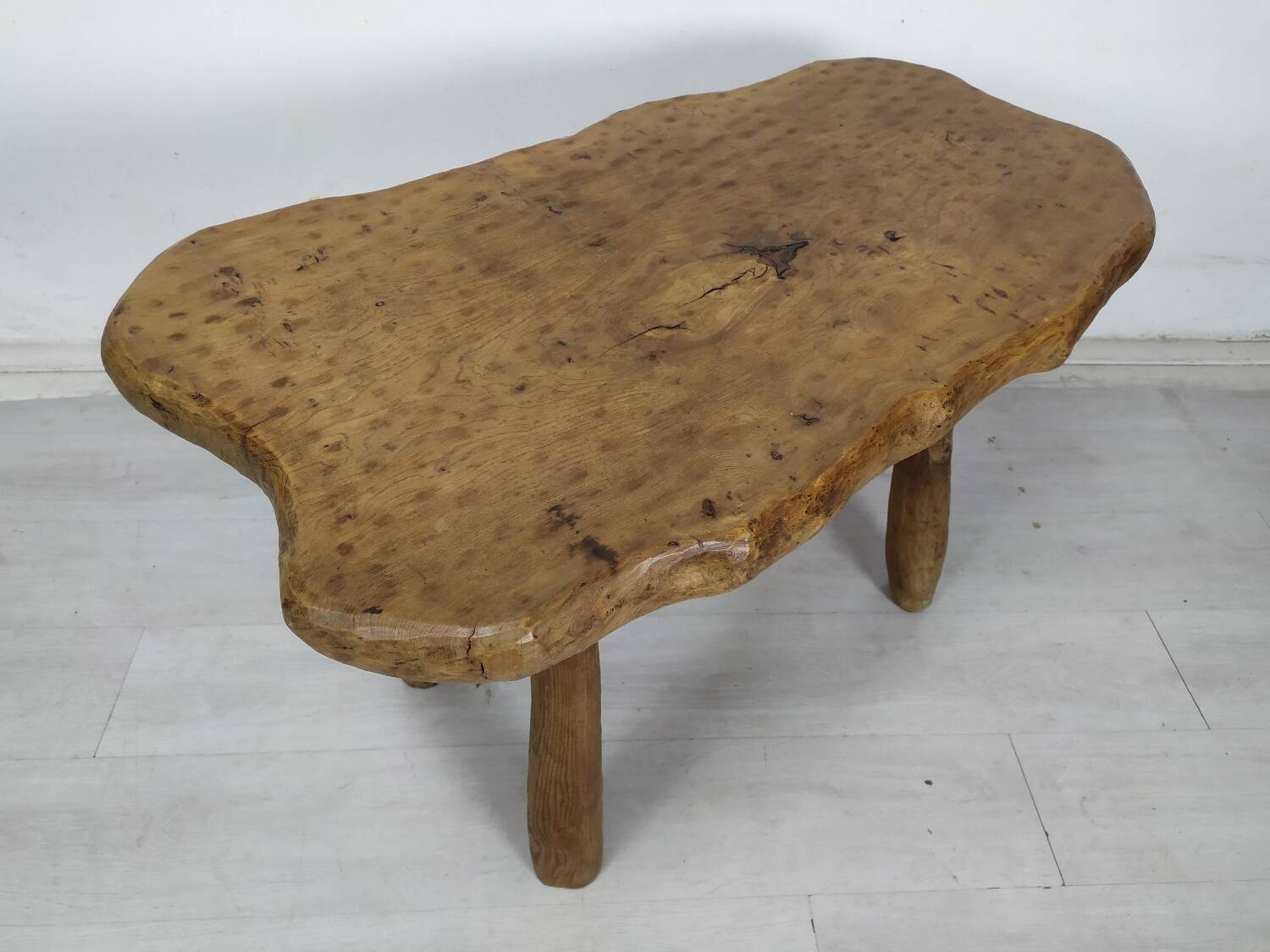 Table basse bois brutaliste
