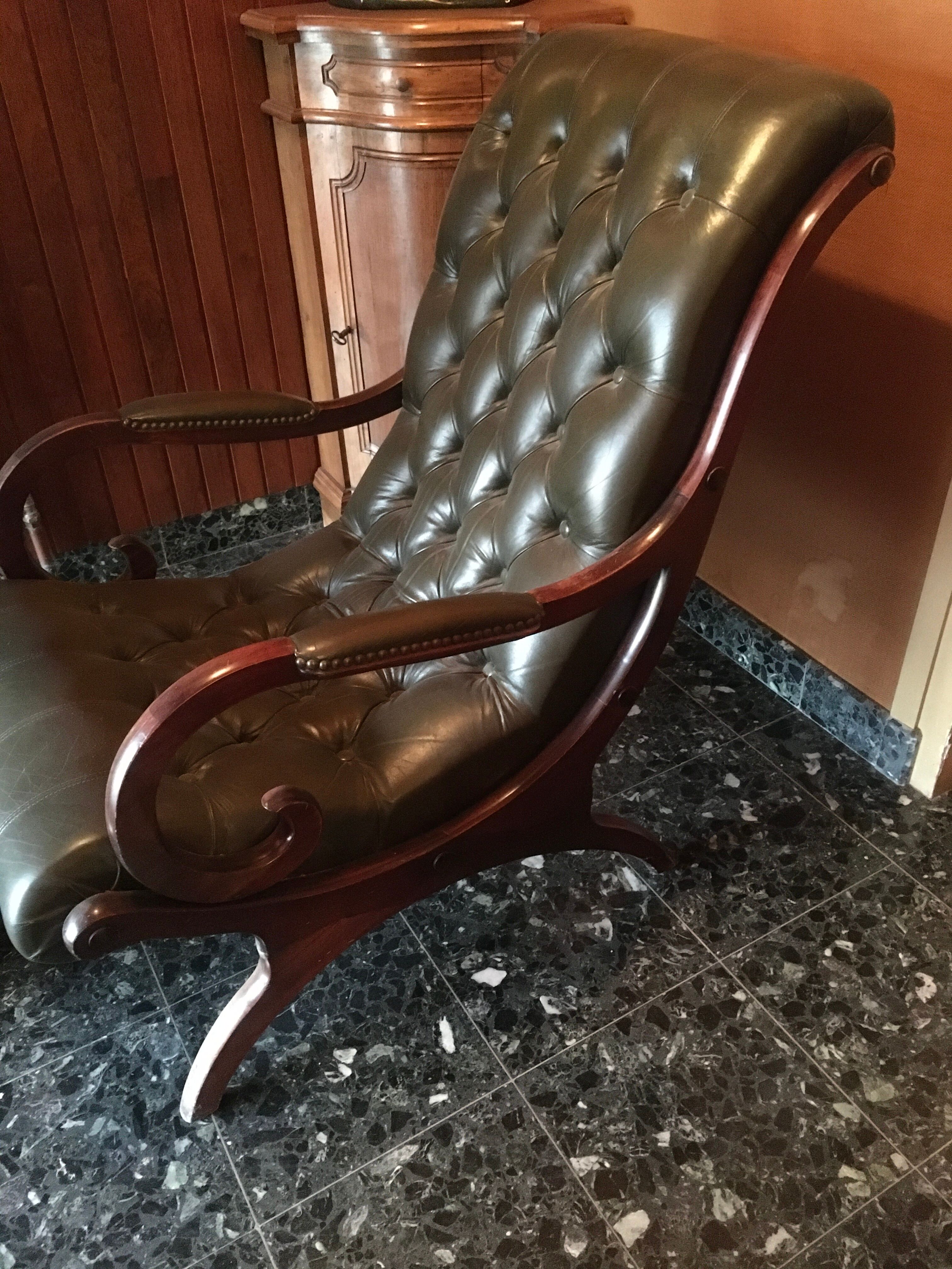 Chesterfield elongated chair