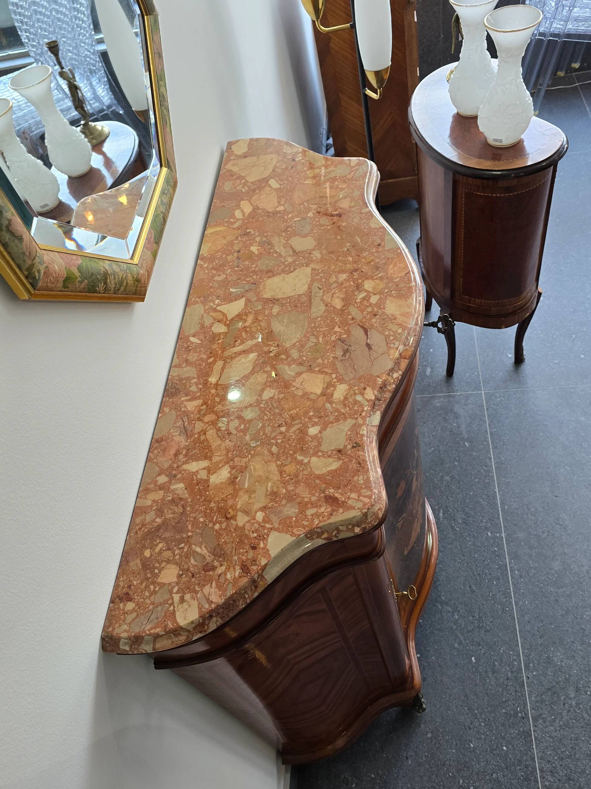 Curved support furniture in floral marquetry – Louis XV style, marble top, late 19th century.