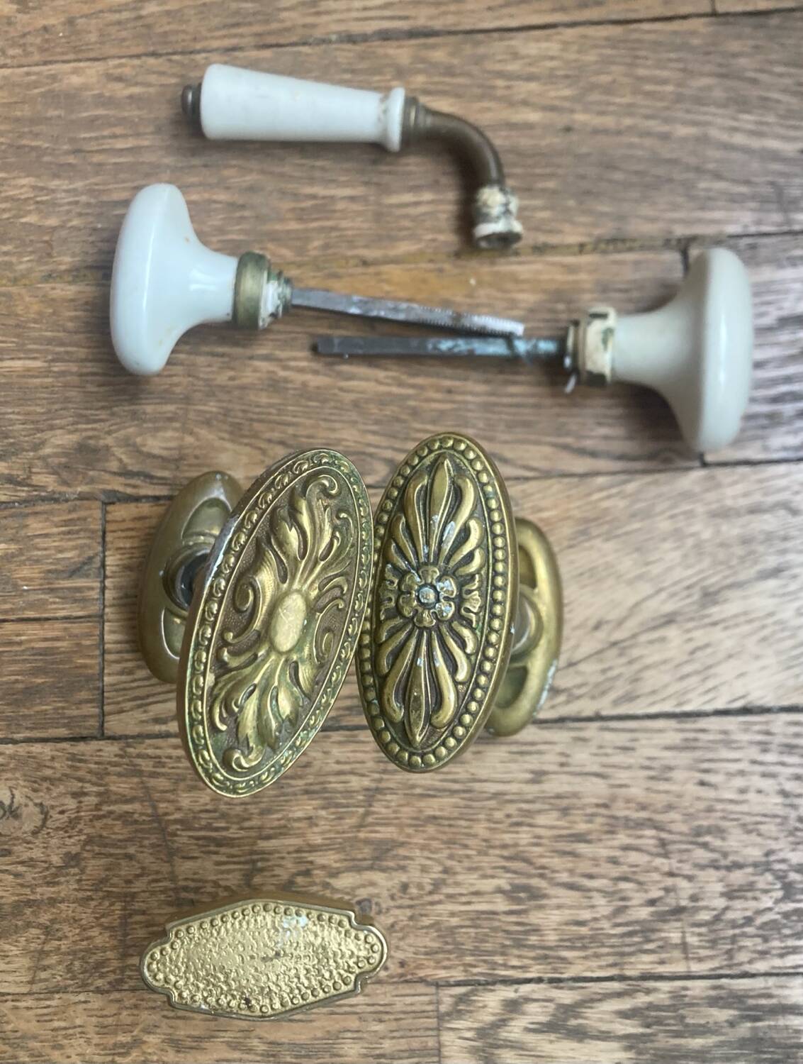 Poignées de porte en porcelaine et laiton