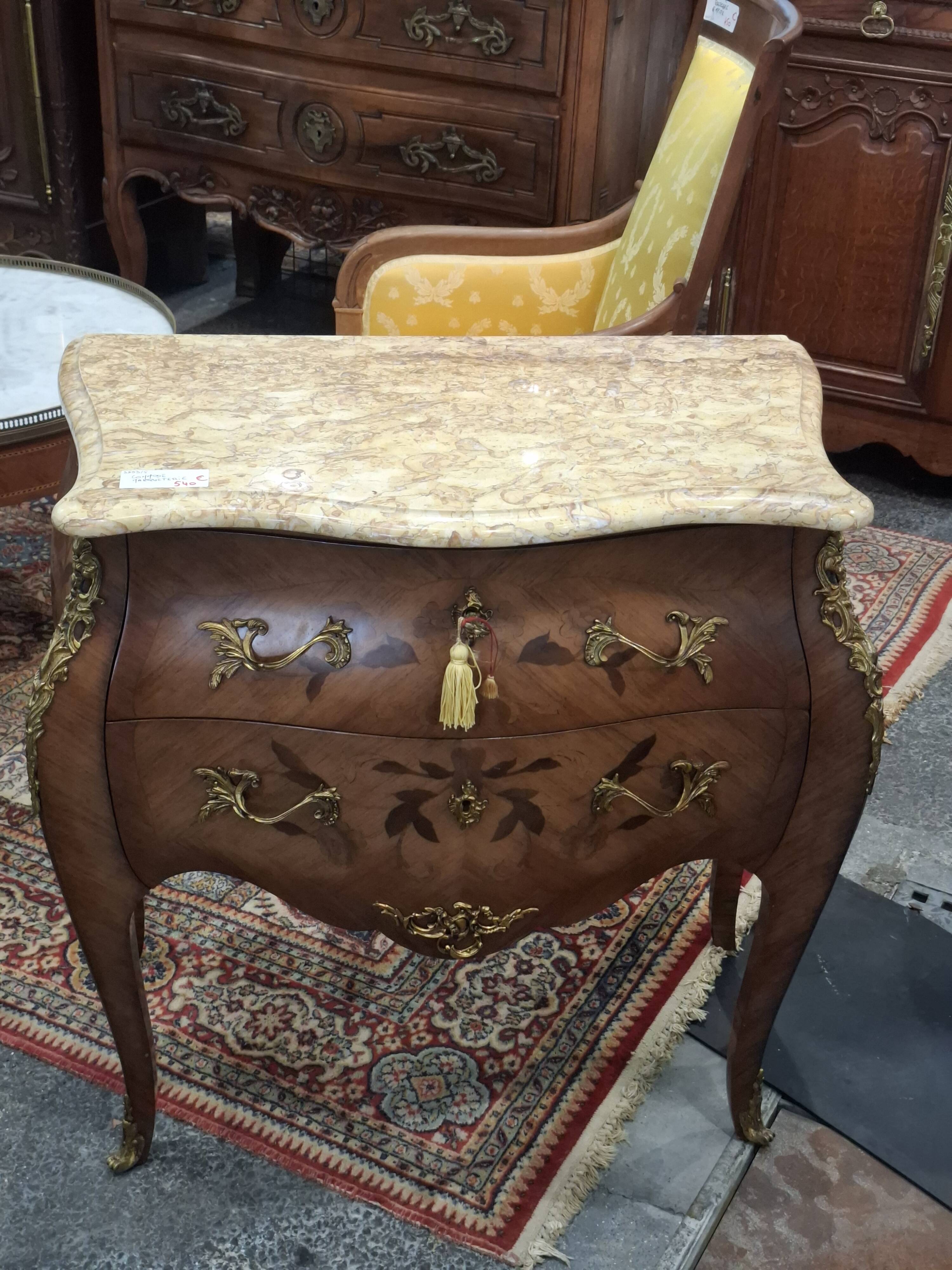 Commode De Style Louix XV En Marqueterie