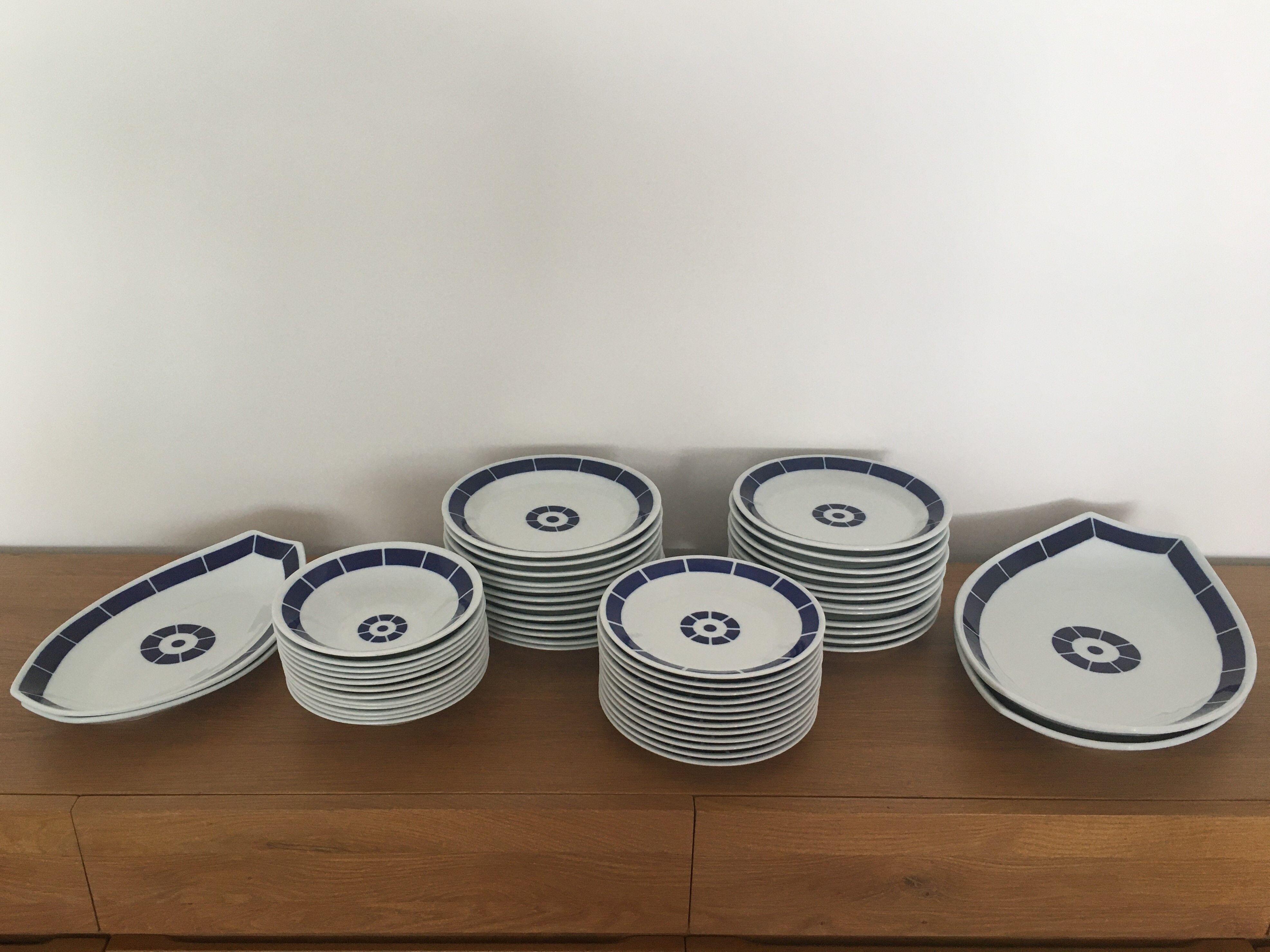 Service de 52 pièces blanches motif bleu