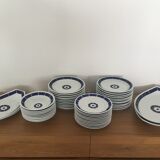 Service de 52 pièces blanches motif bleu