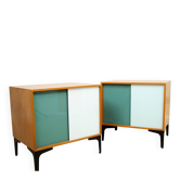 Une paire de tables de chevet vintage des années 50 avec des portes coulissantes en verre.