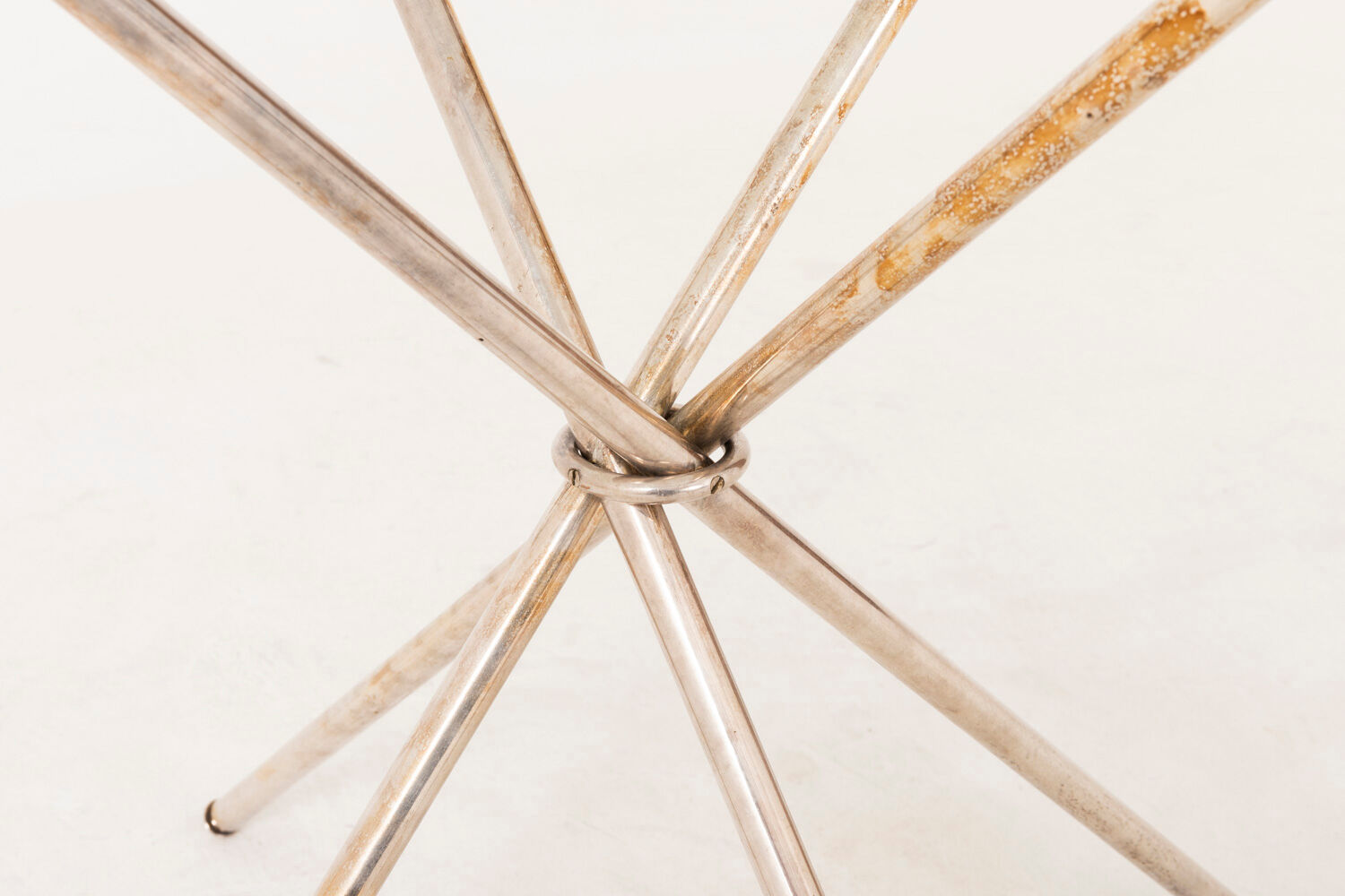 Guéridon mikado en laiton argenté et verre, années 1980