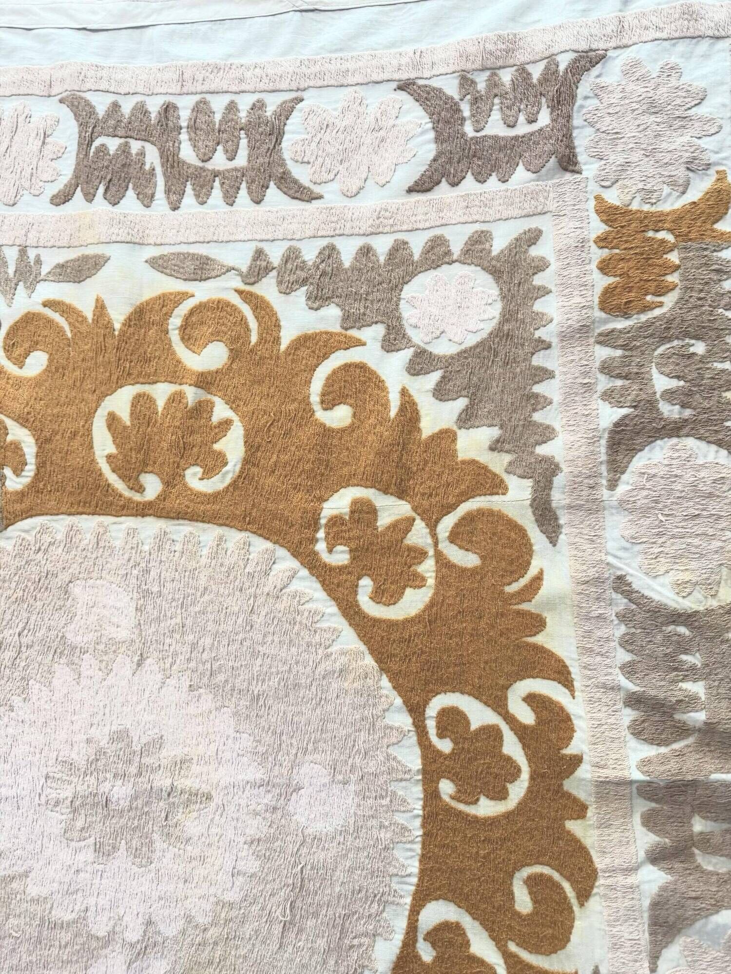 Nappe brodée à la main vintage 120x134 cm