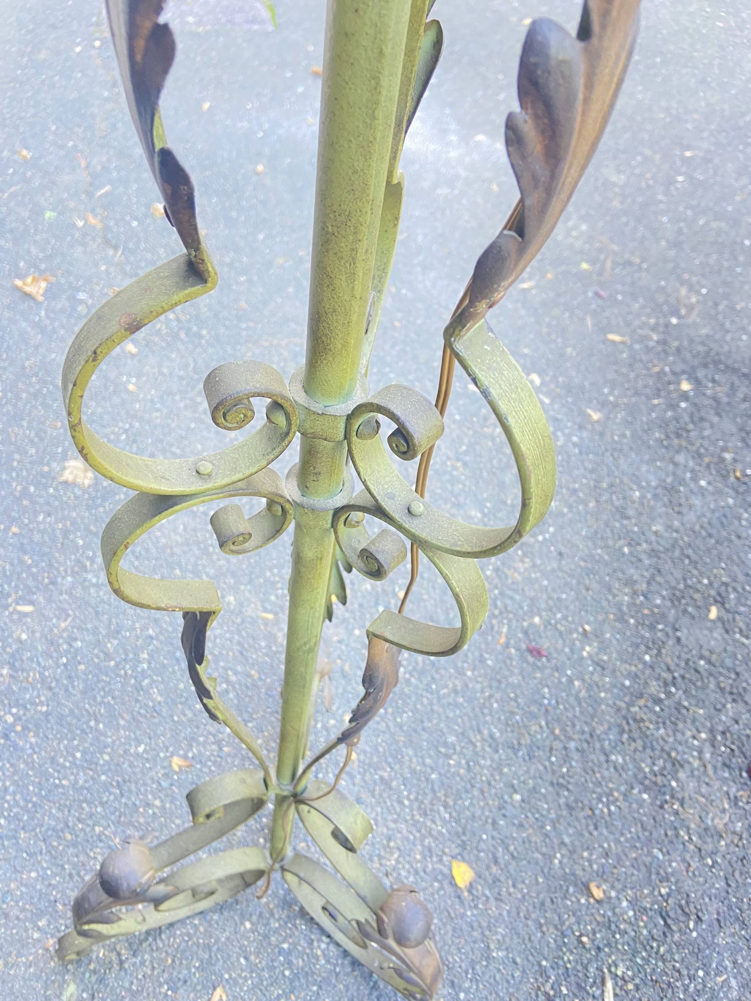 Lampadaire ancien en fer peint vert à décor végétal