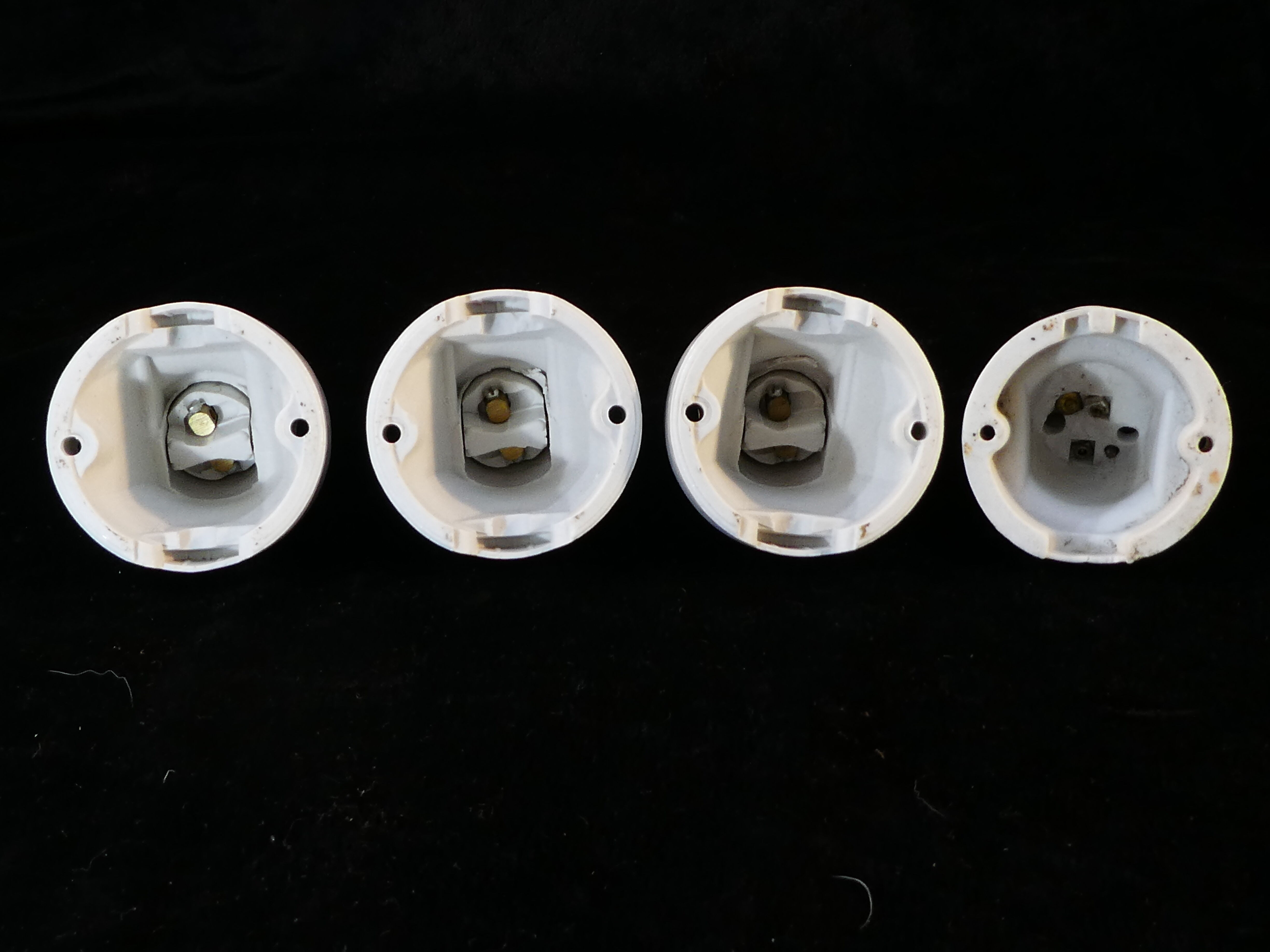 Lot de 4 appliques coudées en porcelaine art deco