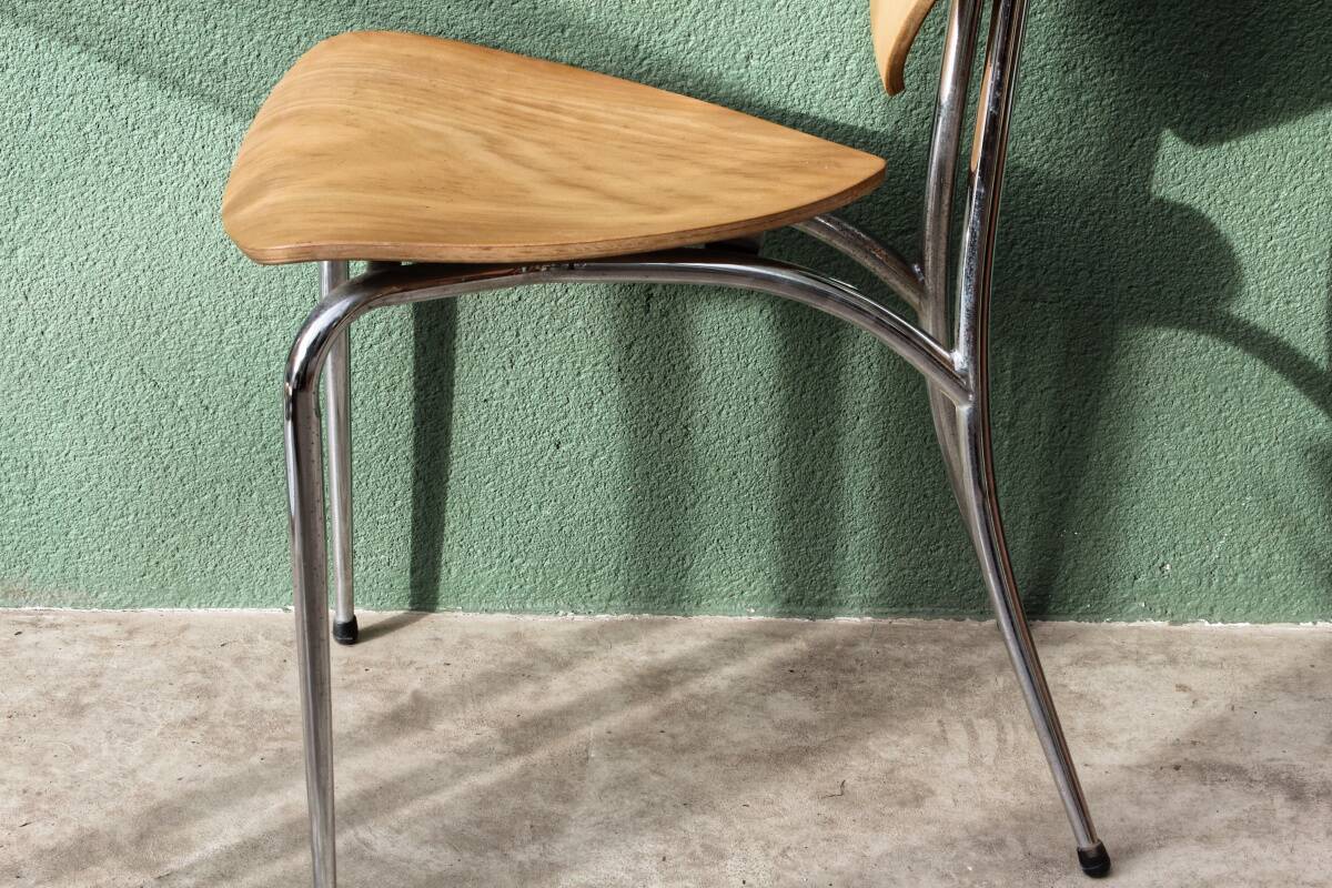 Set of two pairs of vintage 1970s chairs, in chrome metal and beech.