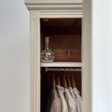 Armoire bonnetière parisienne