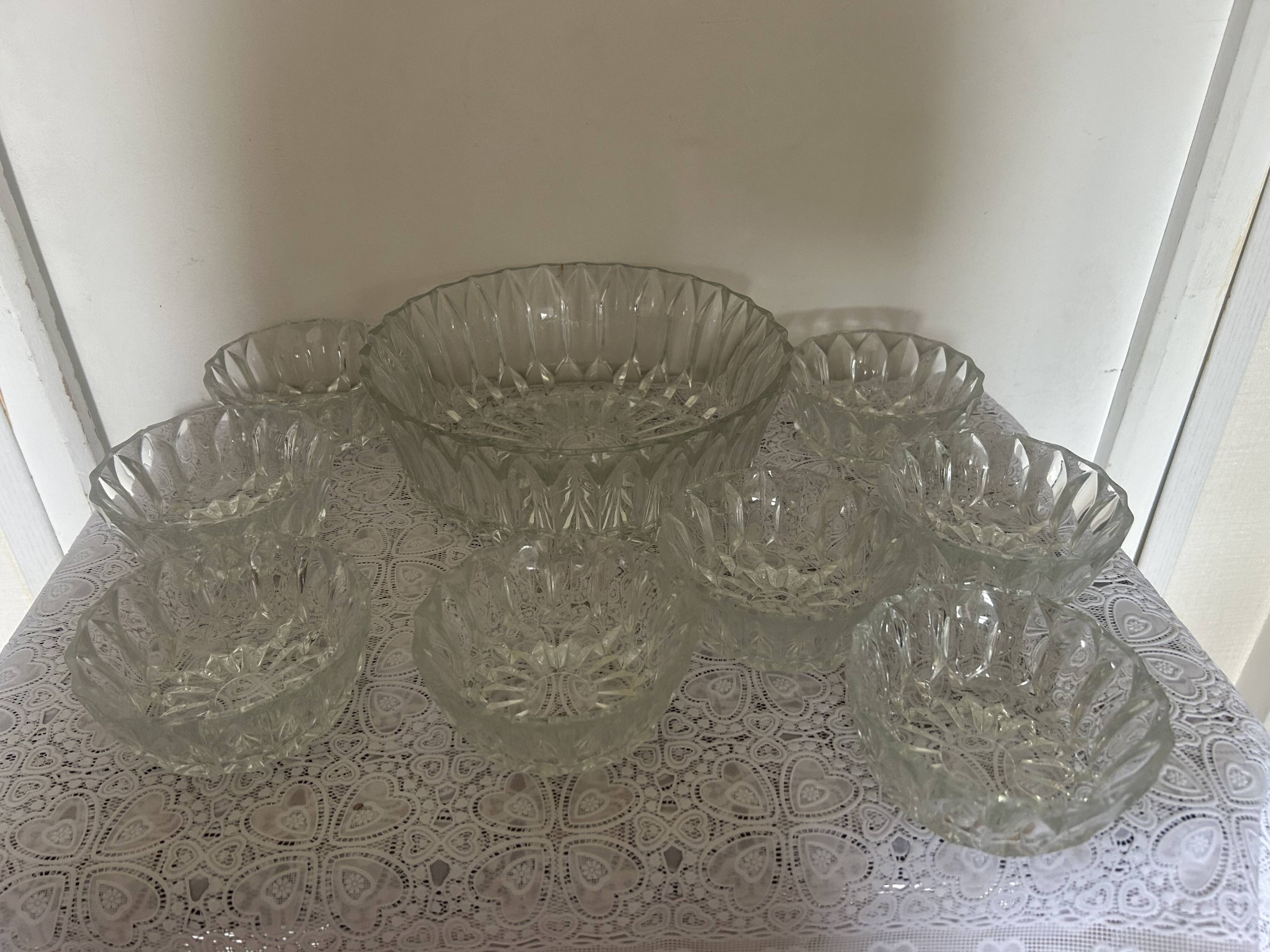 Fruit bowl and its bowls