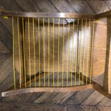 Table basse bois à deux poignées et scoubidou jaune