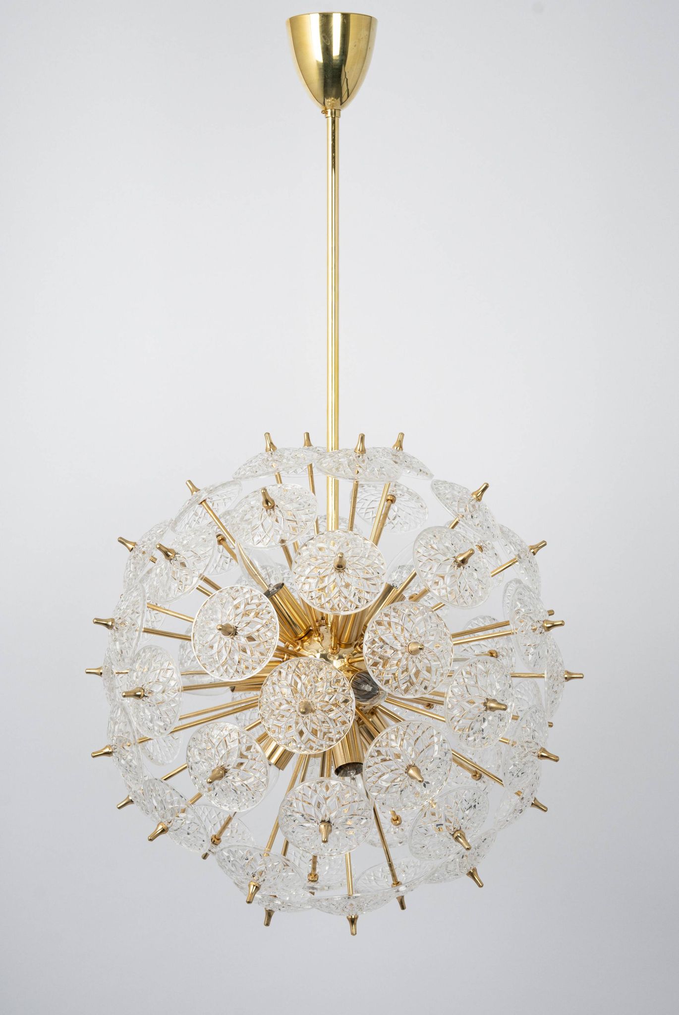 Grand superb Sputnik floral chandelier in glass and brass, Germany, 1960s.