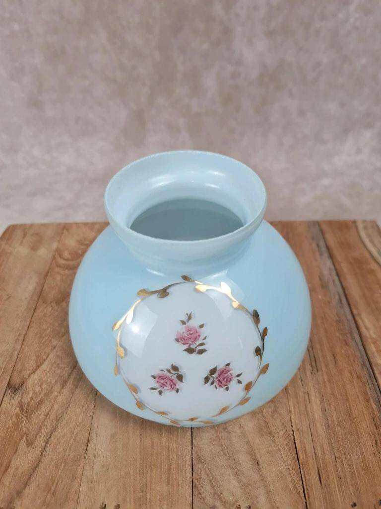 Abat-jour ancien en opaline bleue décor roses