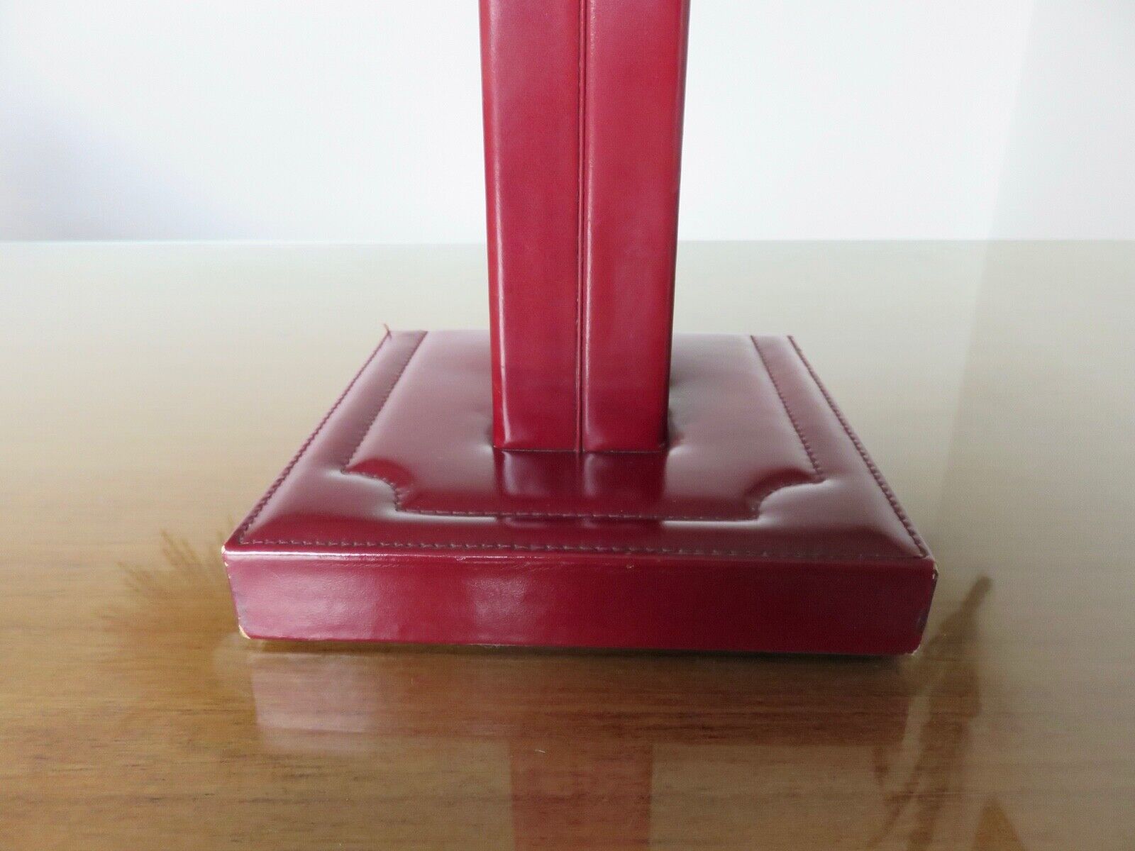 Lamp "the tanner" in burgundy leather 60s 70s