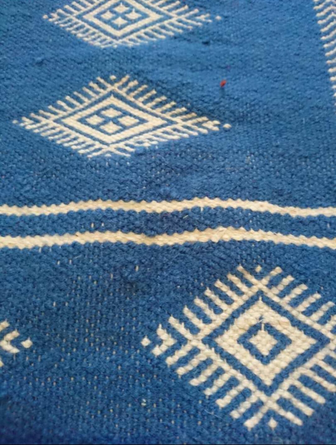Tapis berbère bleu et blanc 110 x 66 cm