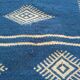 Tapis berbère bleu et blanc 110 x 66 cm
